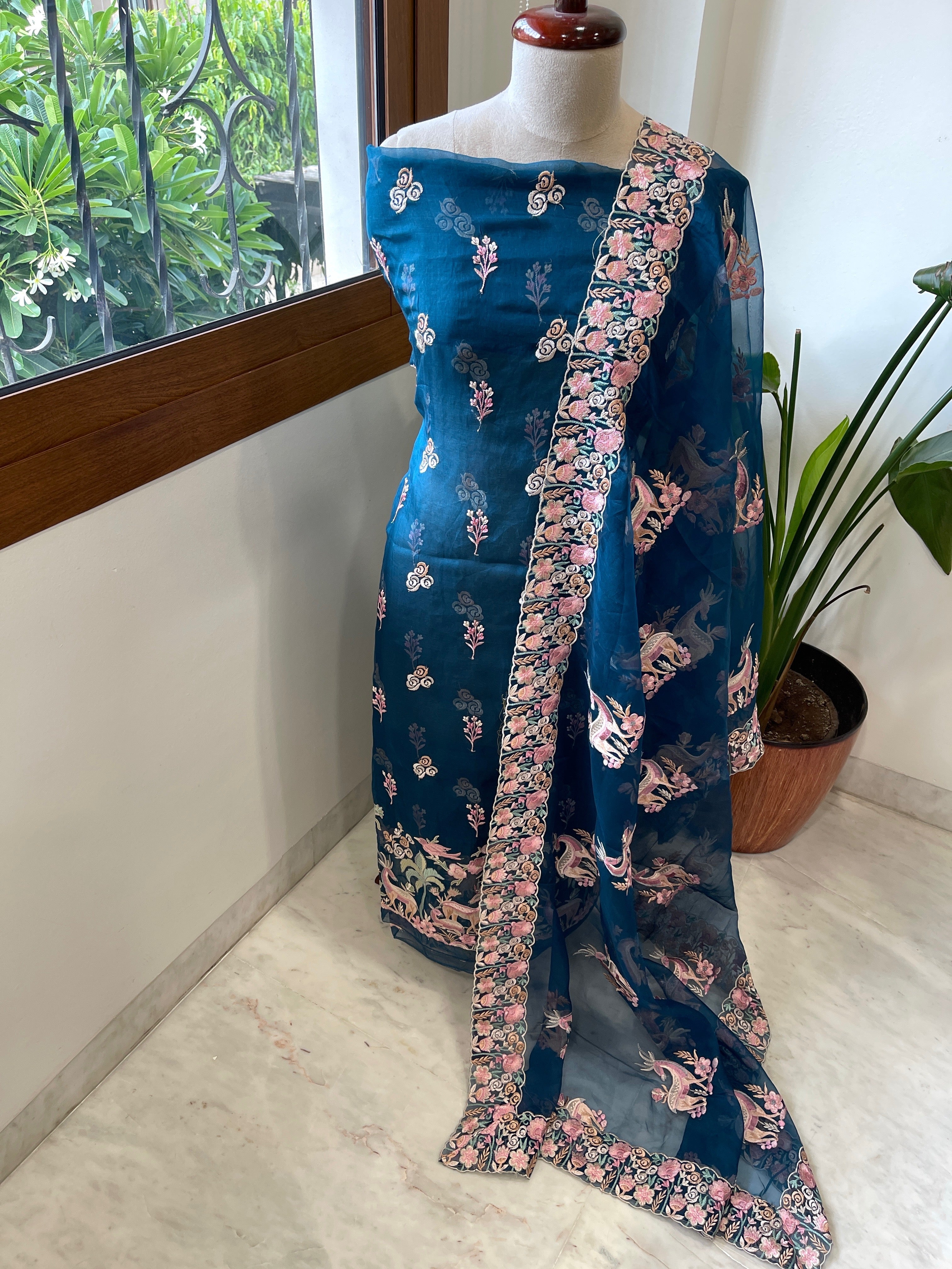 Dupatta Set (Kurta+Dupatta) with Thread Embroidery in Pure Organza - Masakalee
