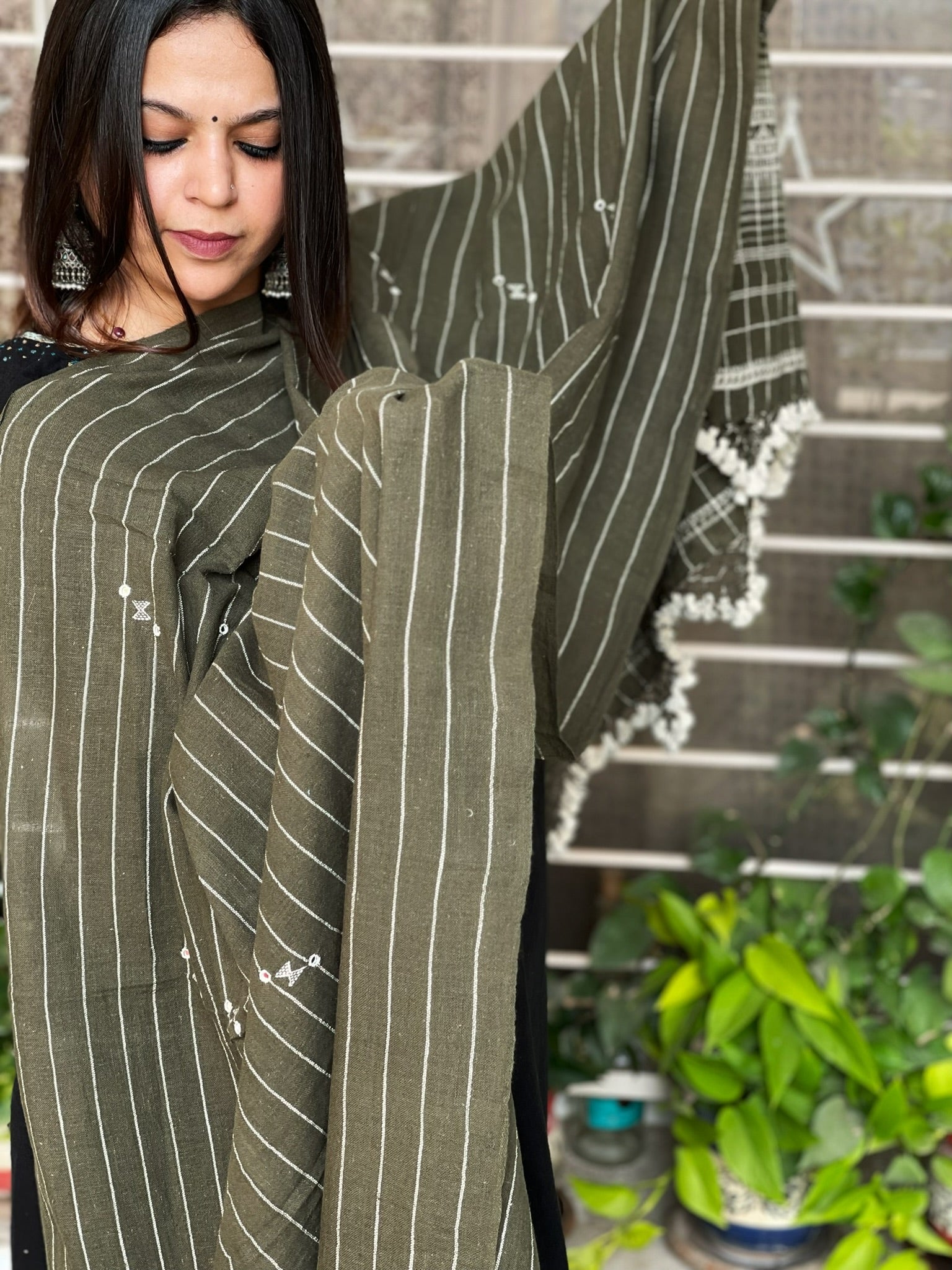 Green Handwoven Bhujodi Dupatta with Mirror Handwork in Kala Cotton - Masakalee