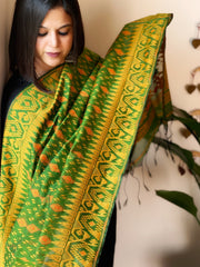 Green Handwoven Jamdani Dupatta in Pure Muslin - Chanderi - Masakalee
