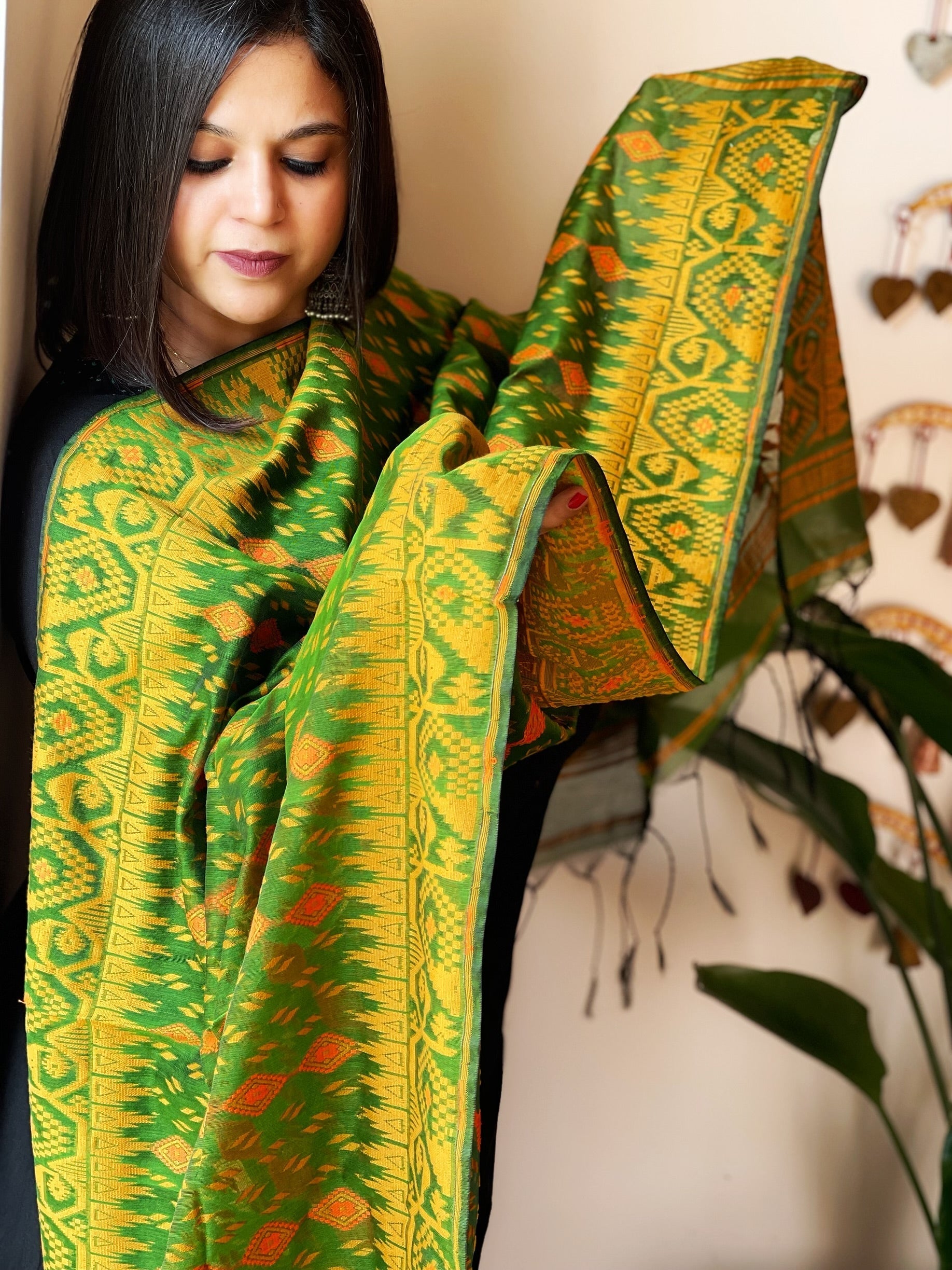 Green Handwoven Jamdani Dupatta in Pure Muslin - Chanderi - Masakalee