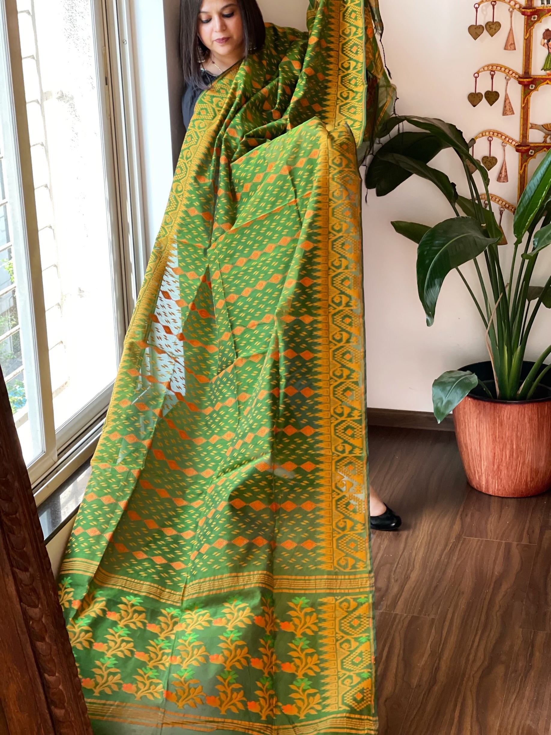 Green Handwoven Jamdani Dupatta in Pure Muslin - Chanderi - Masakalee