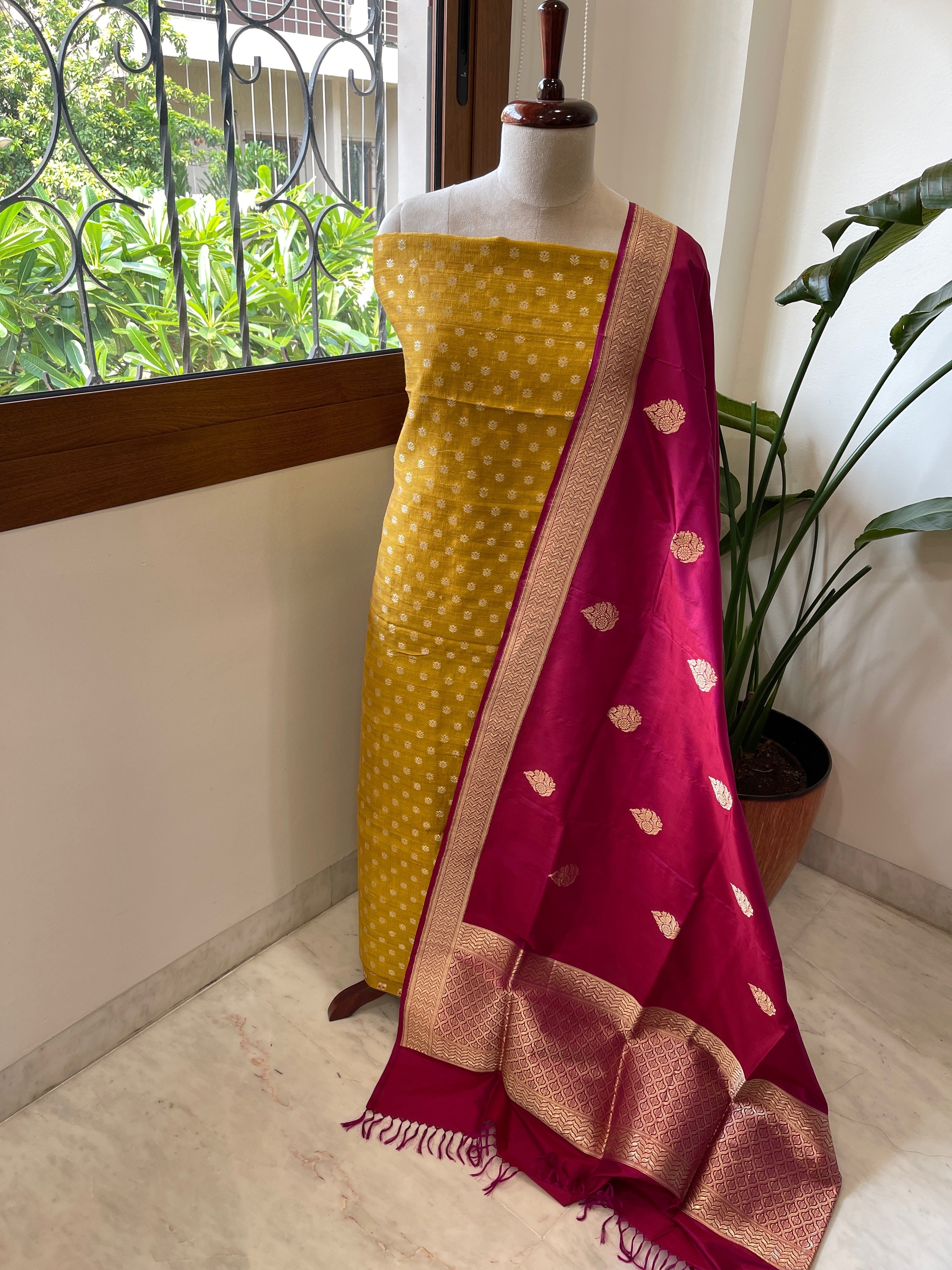 Handwoven Banarasi Suit Set in Pure Silk - Masakalee