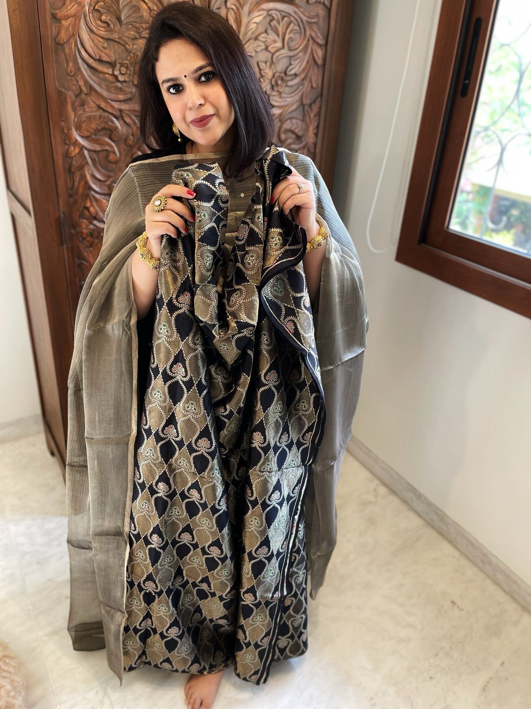 Handwoven Banarasi Suit Set in Pure Silk - Masakalee