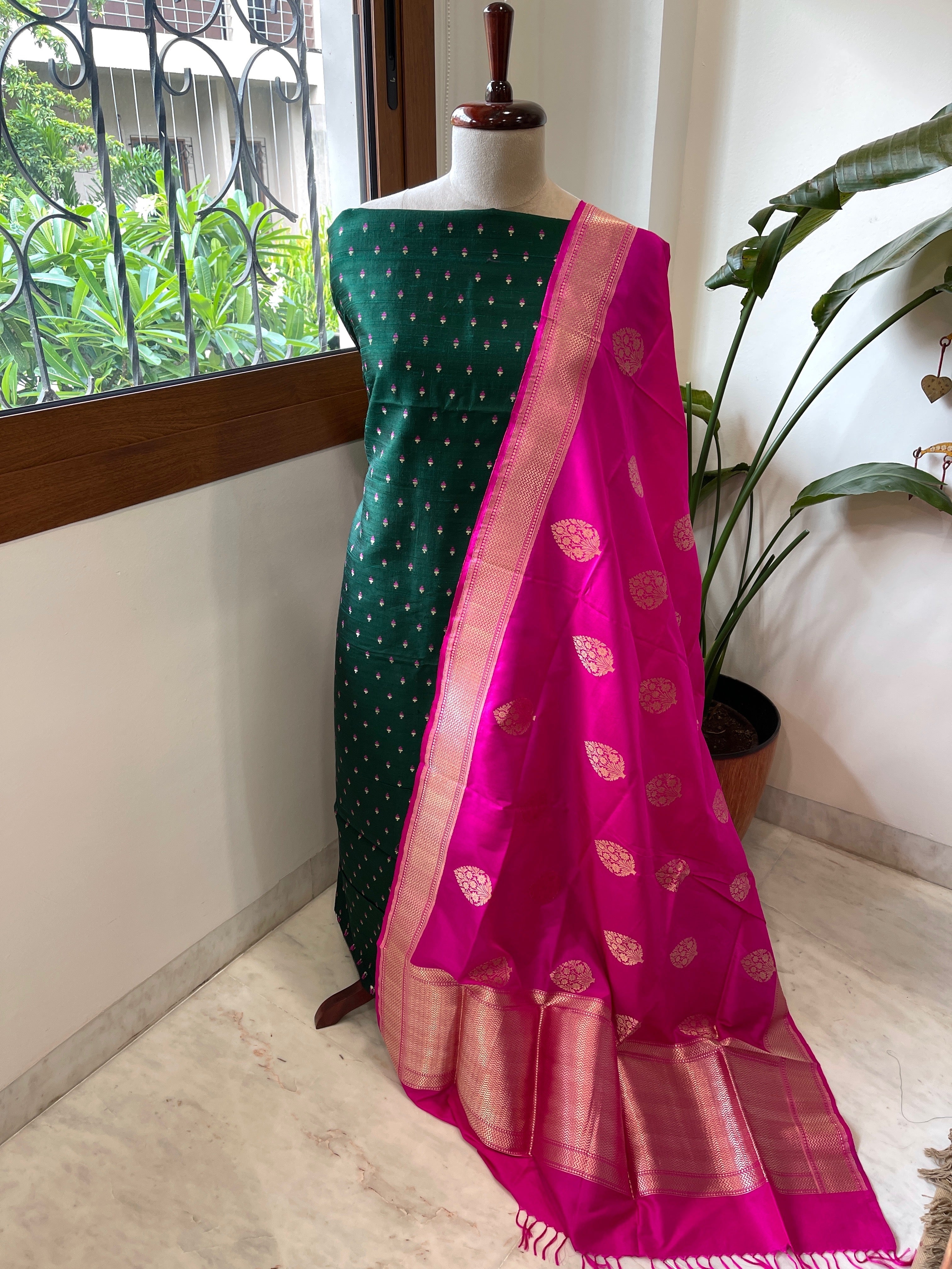 Handwoven Banarasi Suit Set in Pure Silk - Masakalee