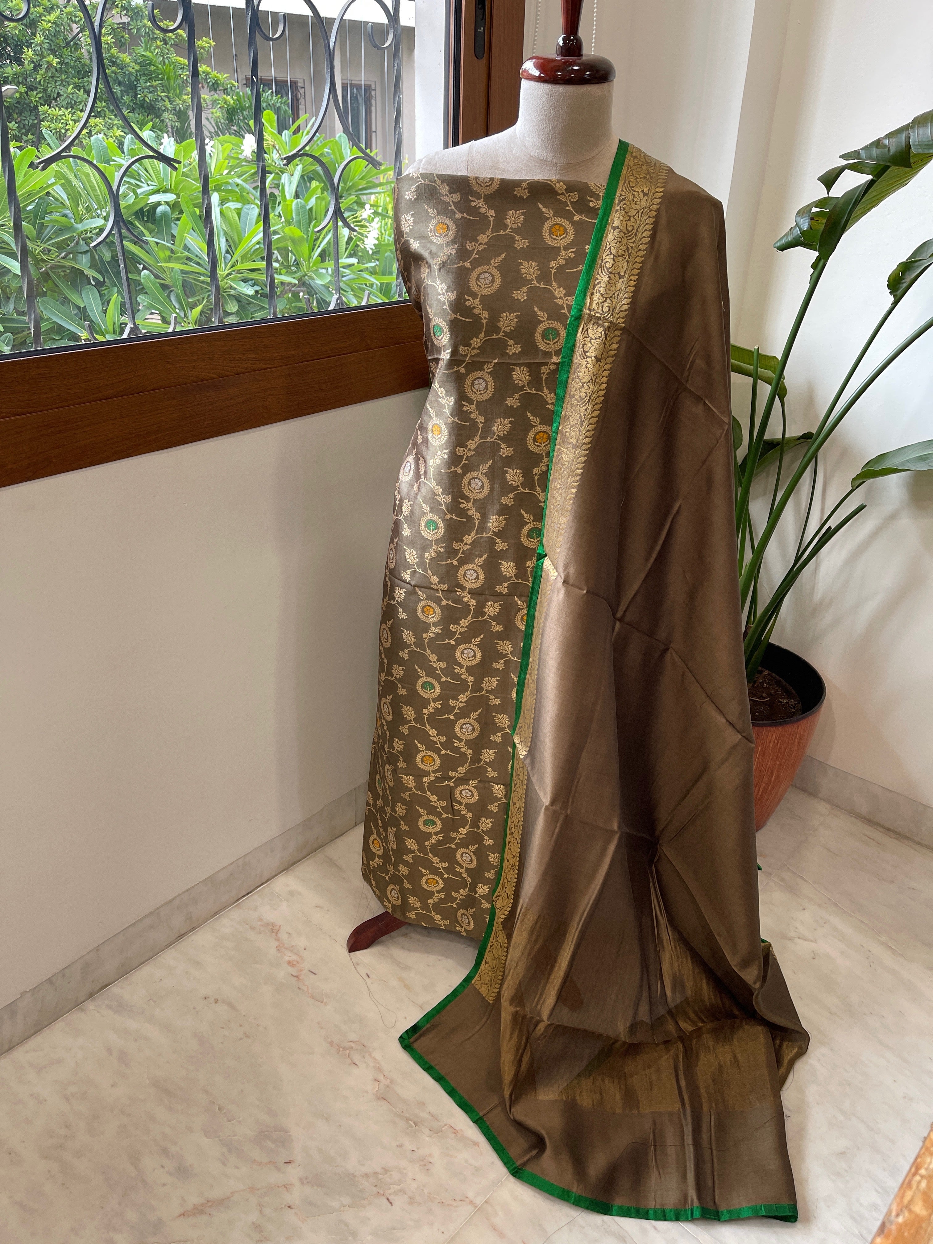 Handwoven Banarasi Suit Set in Pure Silk - Masakalee