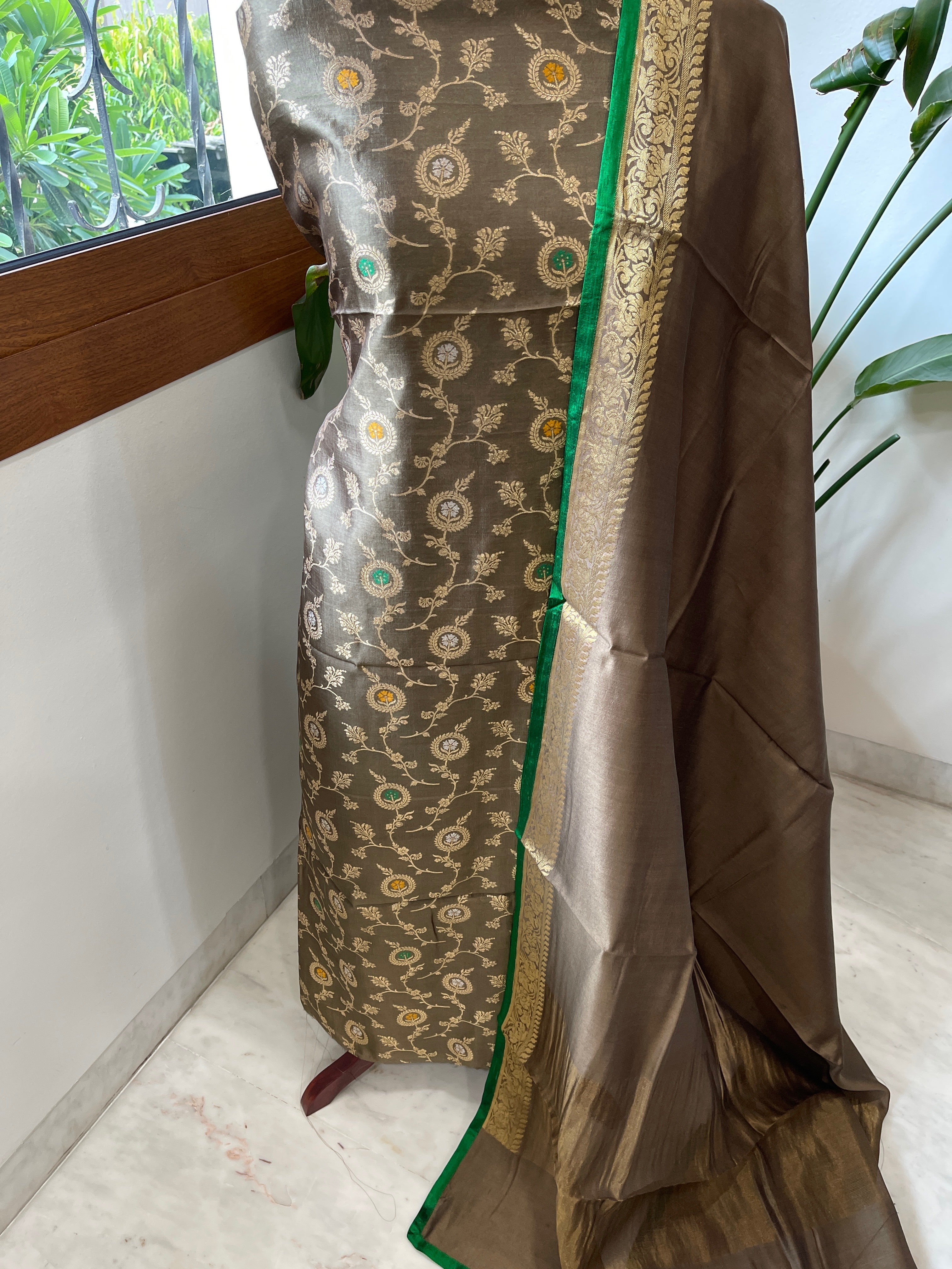 Handwoven Banarasi Suit Set in Pure Silk - Masakalee