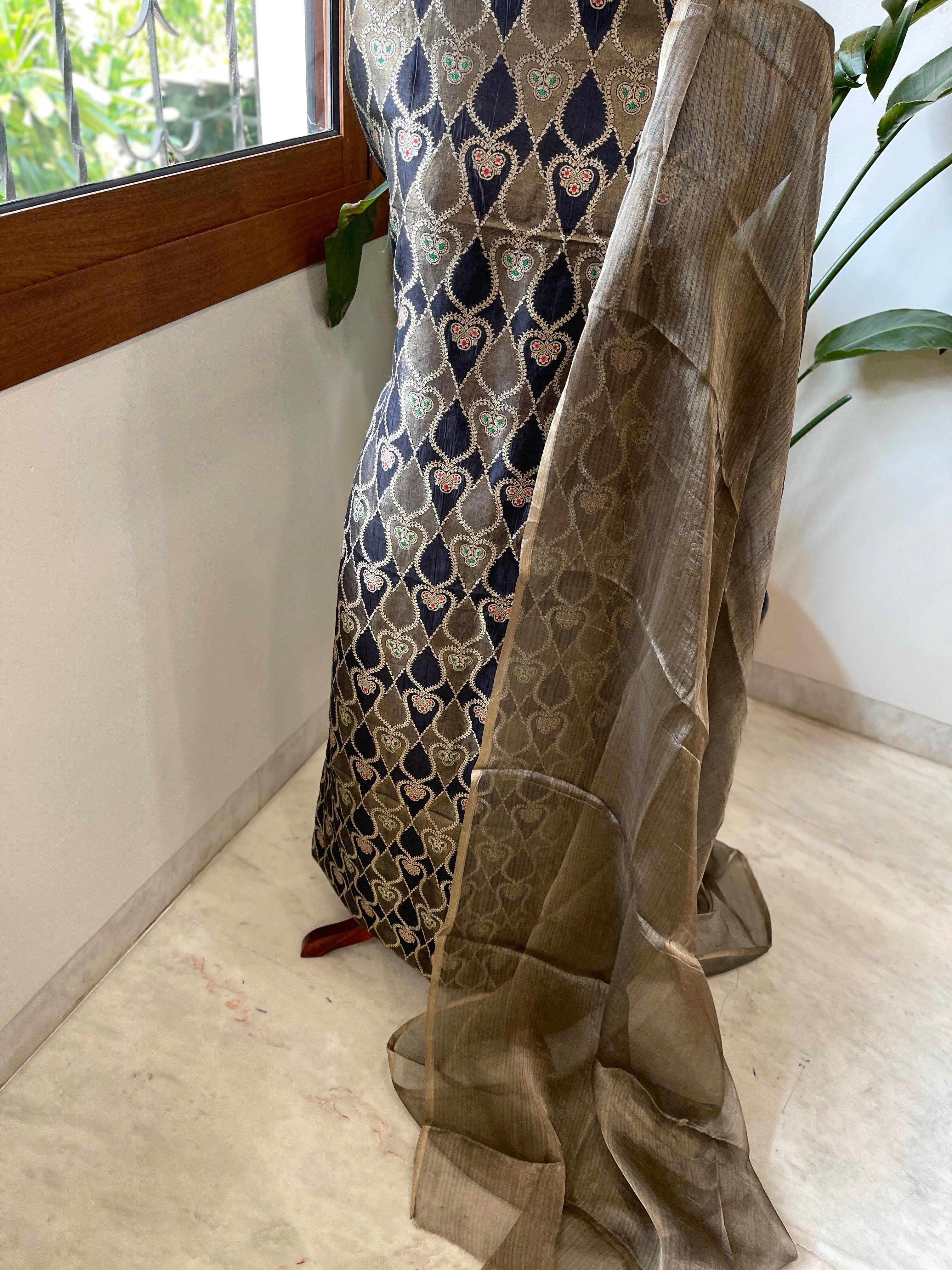 Handwoven Banarasi Suit Set in Pure Silk - Masakalee