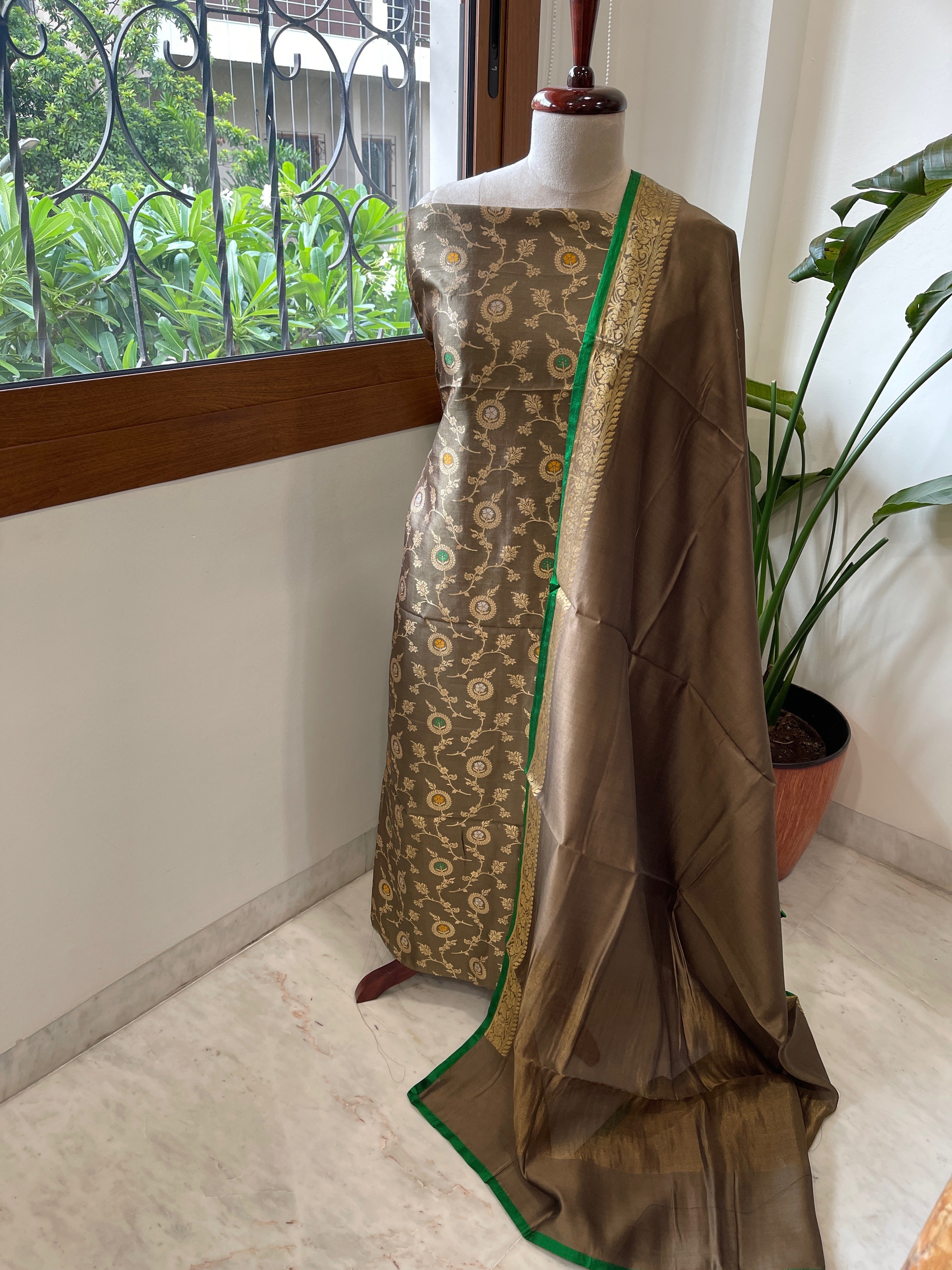 Handwoven Banarasi Suit Set in Pure Silk - Masakalee