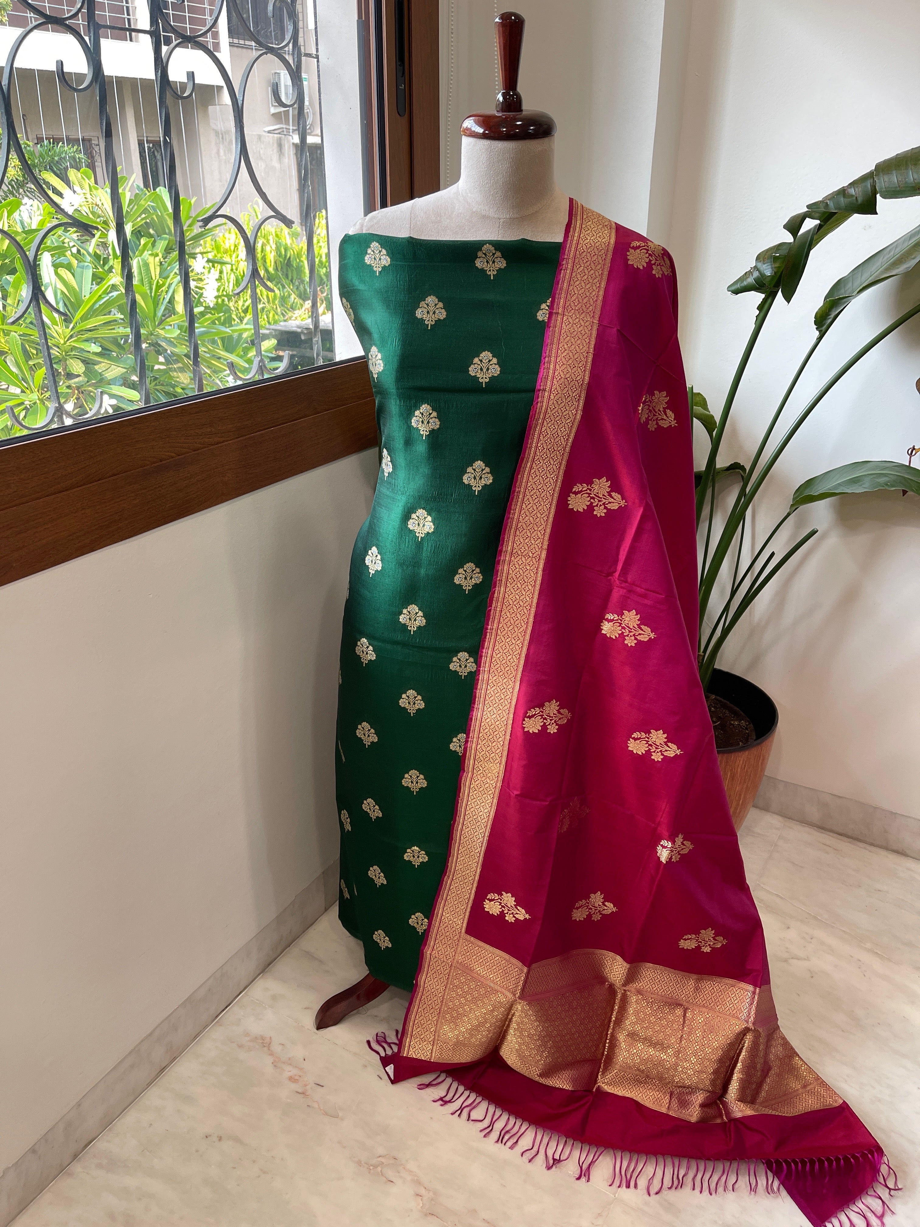 Handwoven Banarasi Suit Set in Pure Silk - Masakalee