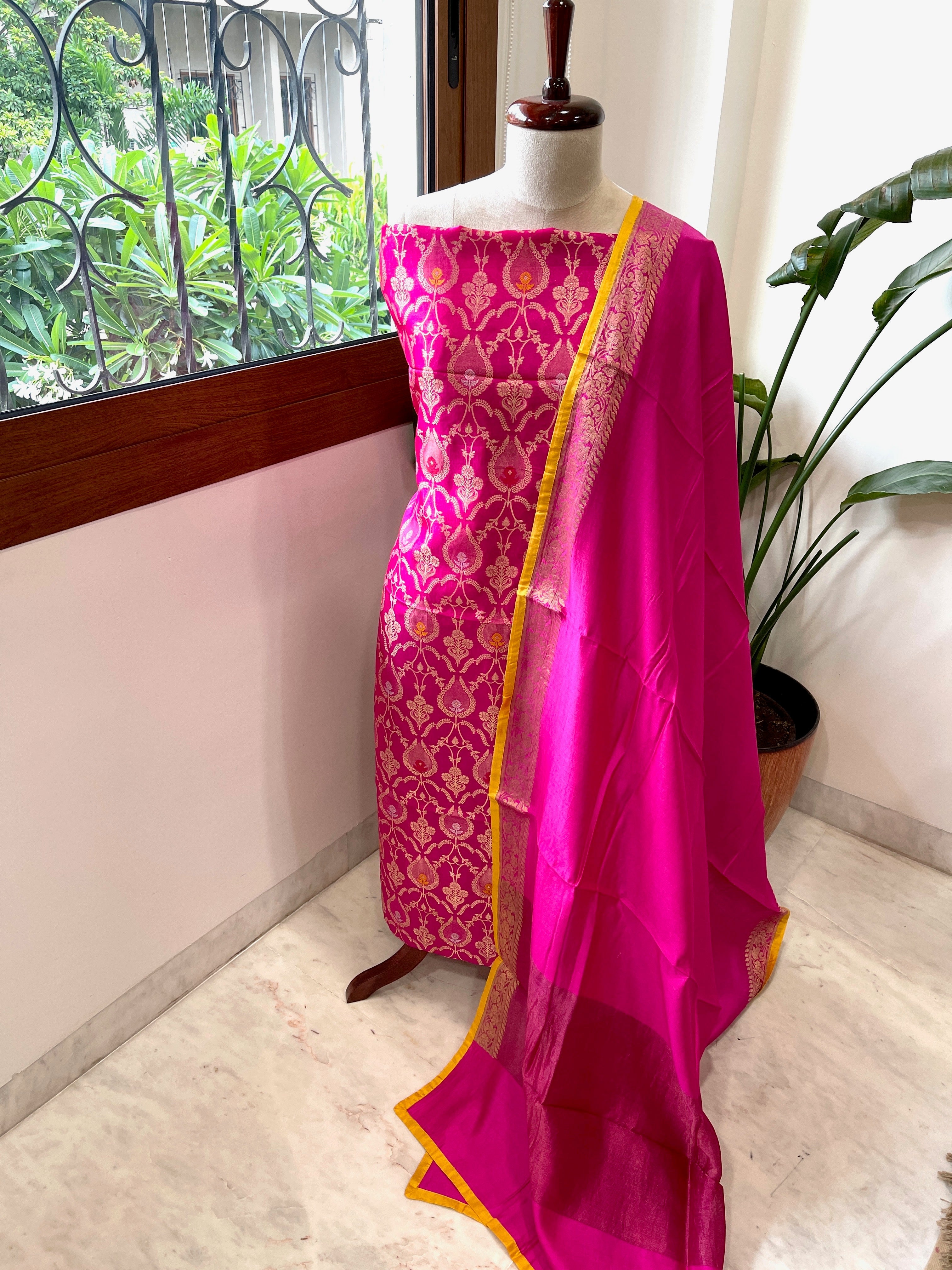 Handwoven Banarasi Suit Set in Pure Silk - Masakalee