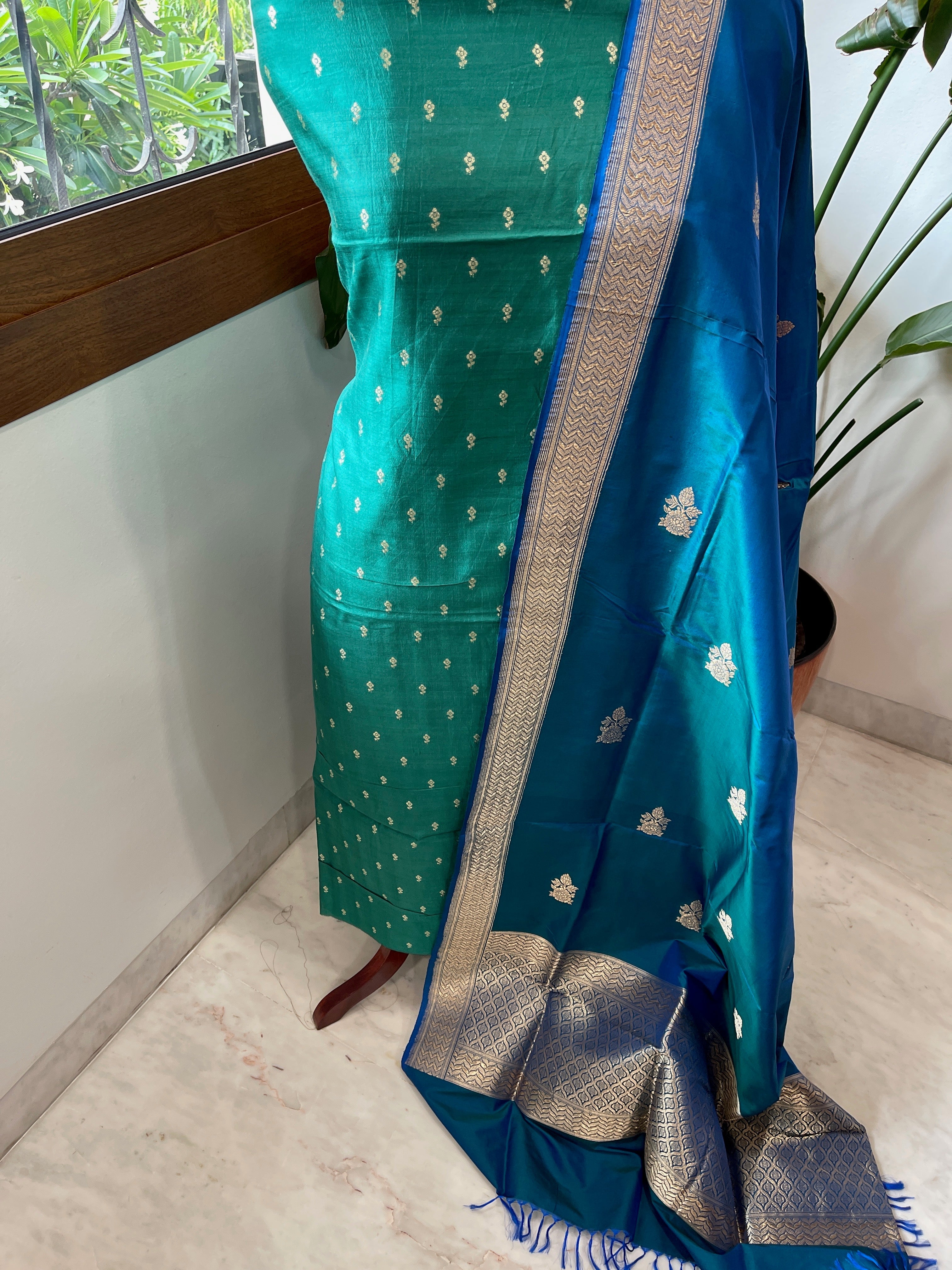 Handwoven Banarasi Suit Set in Pure Silk - Masakalee