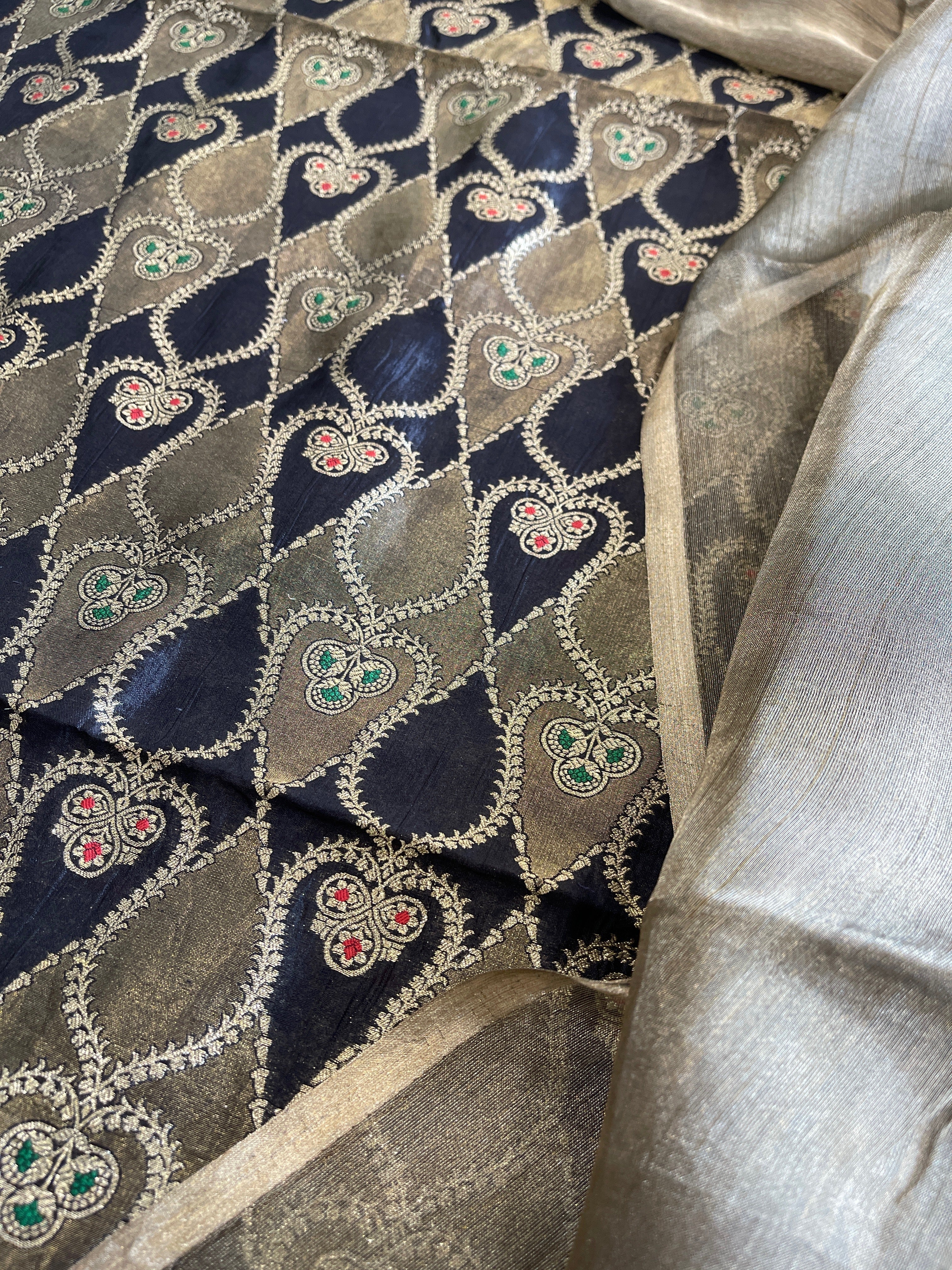 Handwoven Banarasi Suit Set in Pure Silk - Masakalee