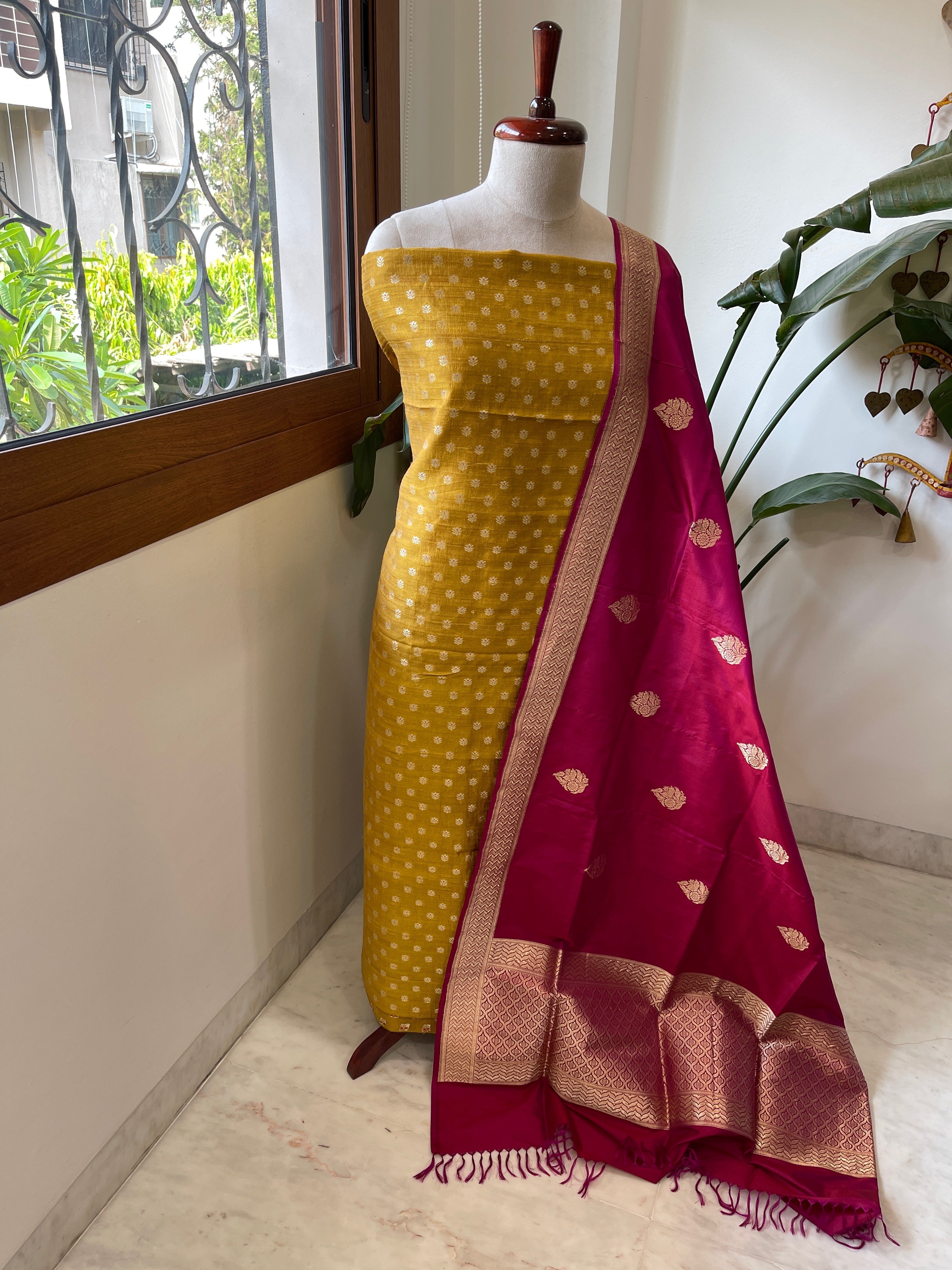 Handwoven Banarasi Suit Set in Pure Silk - Masakalee