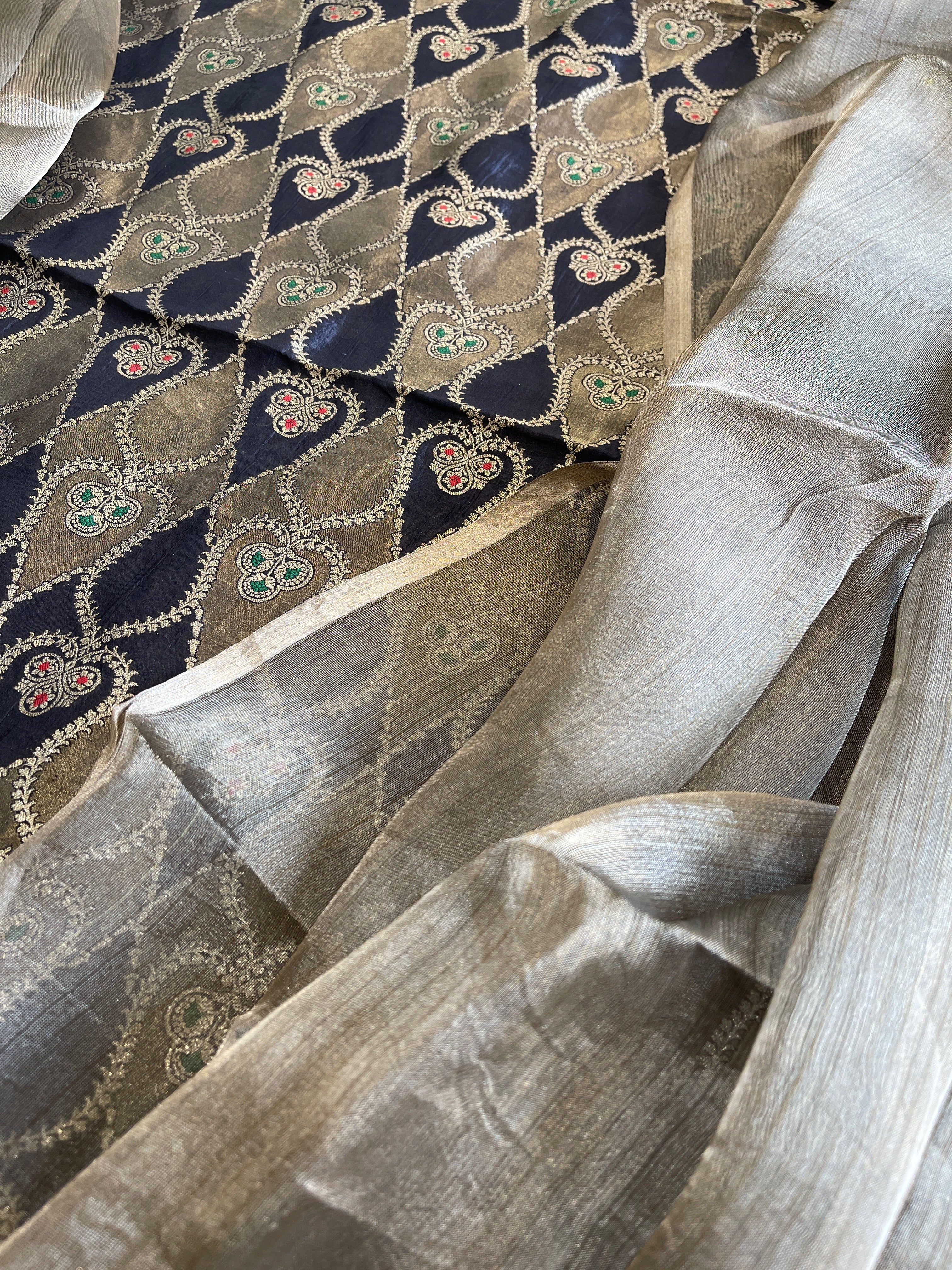Handwoven Banarasi Suit Set in Pure Silk - Masakalee