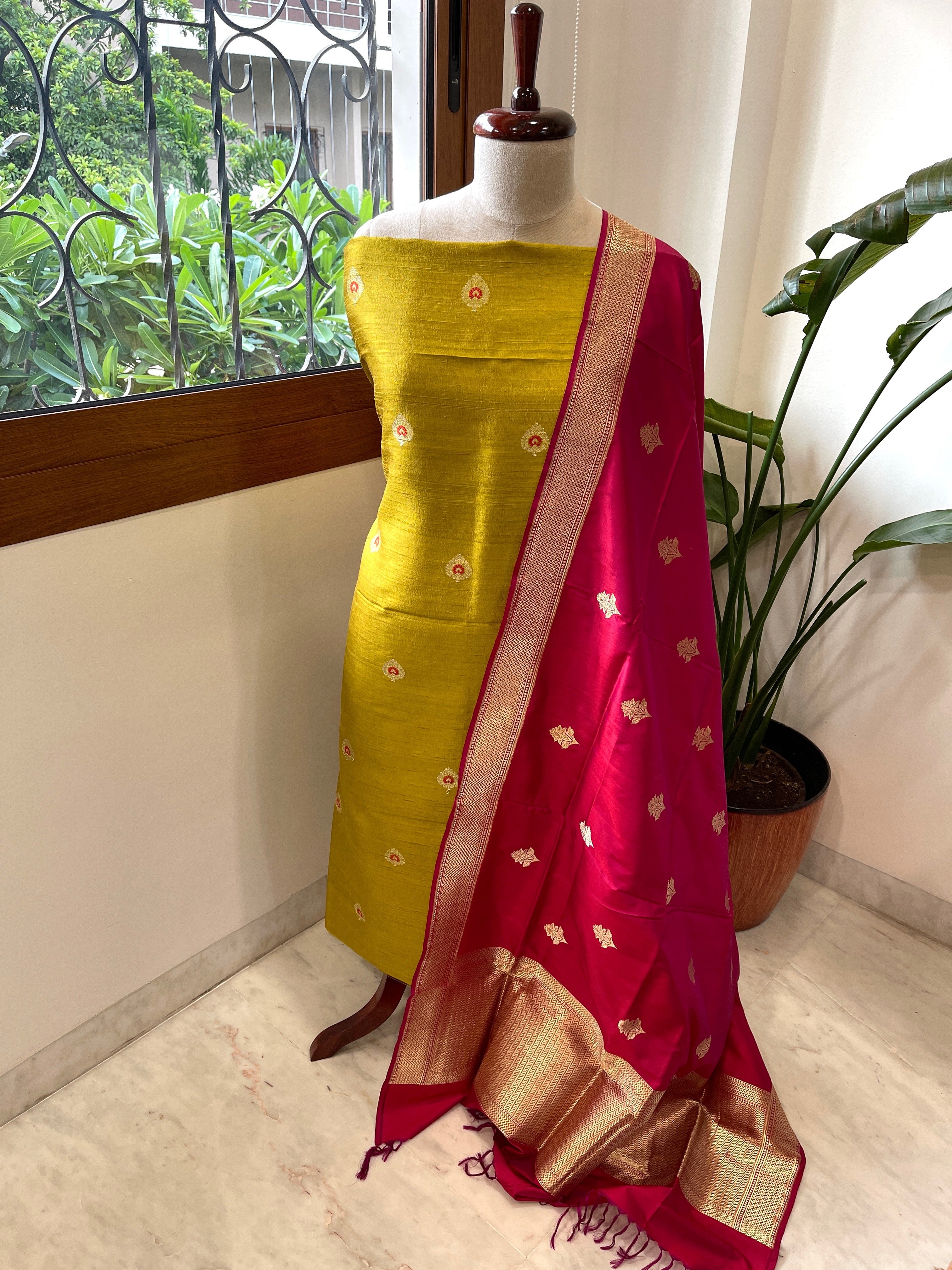 Handwoven Banarasi Suit Set in Pure Silk - Masakalee