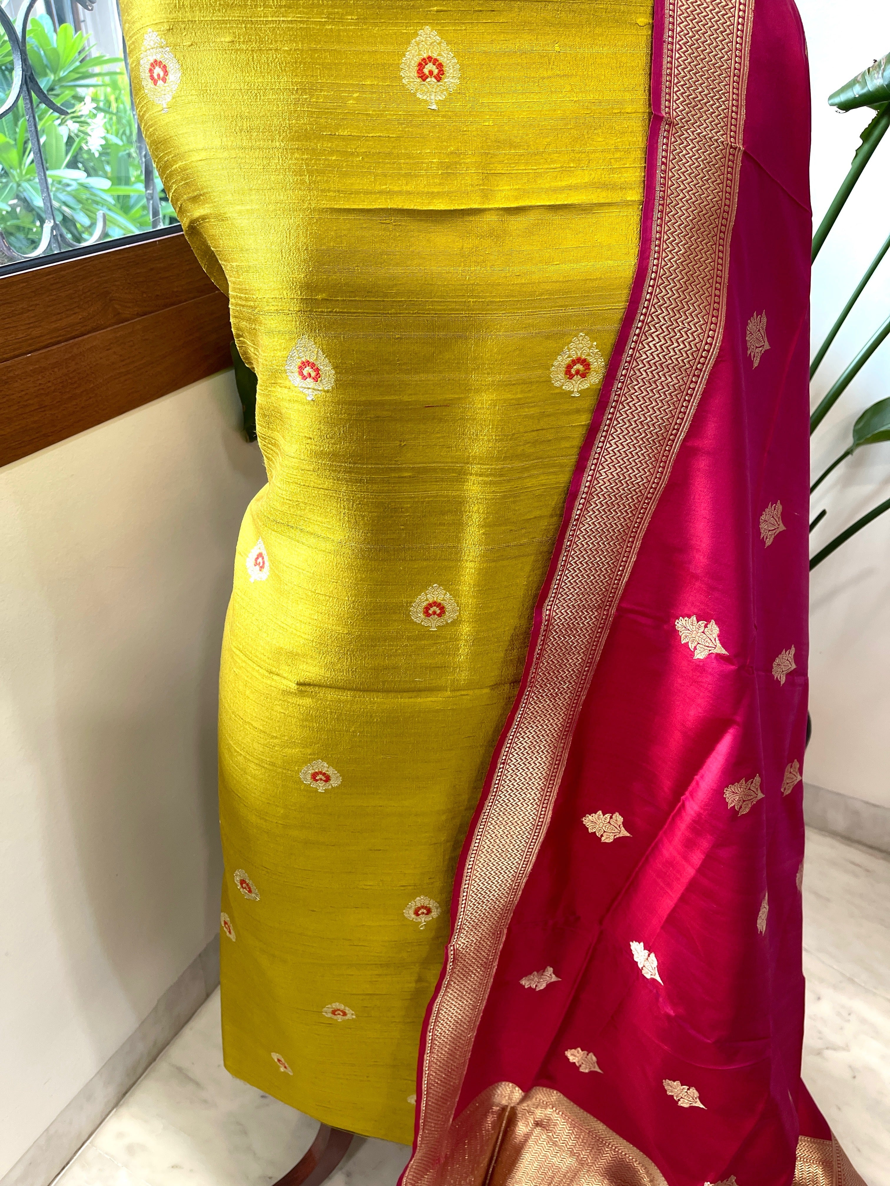 Handwoven Banarasi Suit Set in Pure Silk - Masakalee