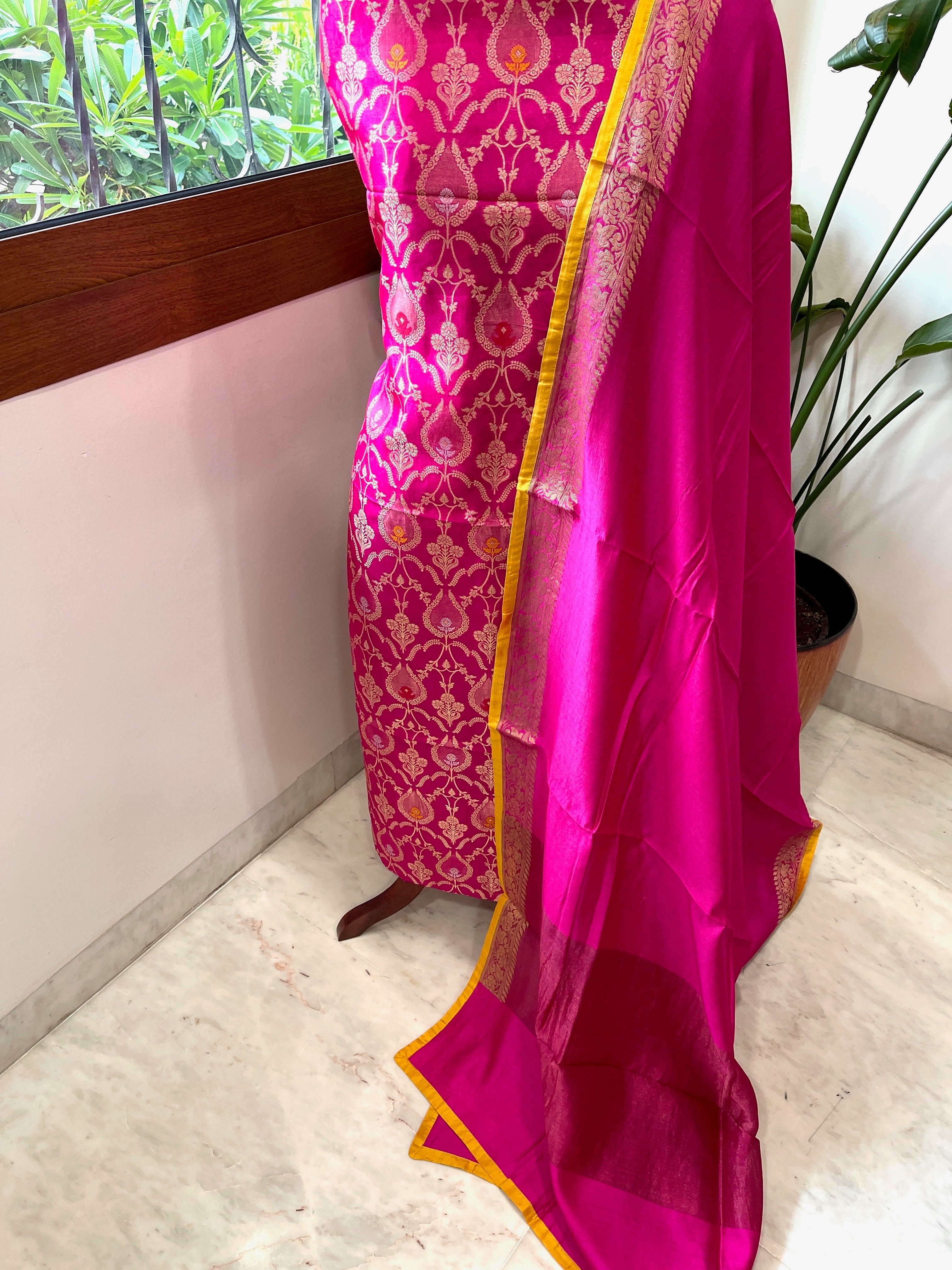 Handwoven Banarasi Suit Set in Pure Silk - Masakalee