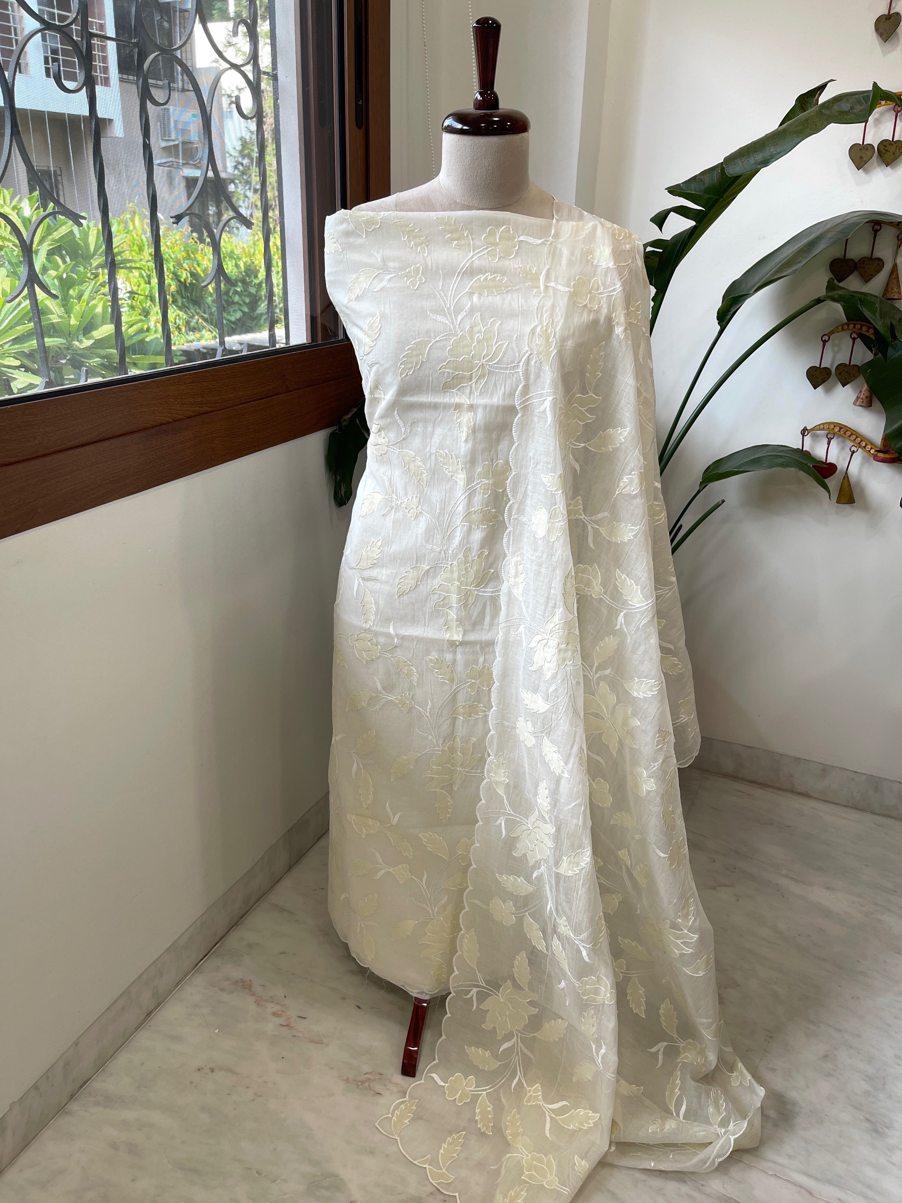 Off white, Pale yellow Applique Jaal Dupatta Suit Set in Chanderi - Masakalee