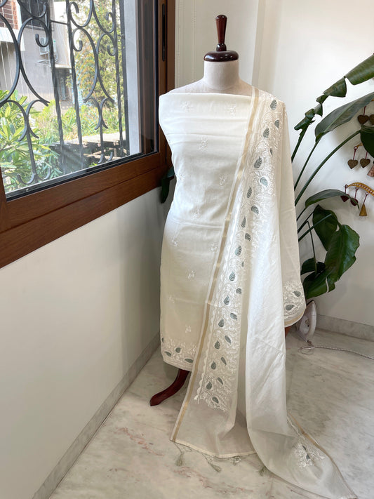 Off - White Suit Set with Thread Embroidery in Mul Chanderi - Masakalee