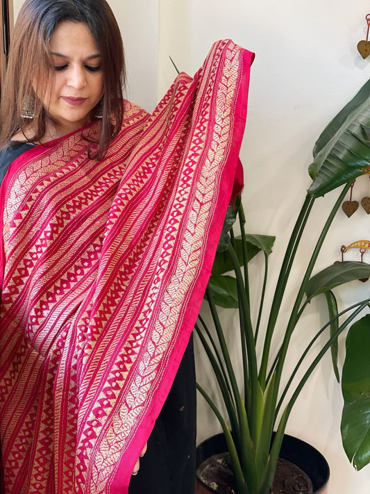 Red Handmade Kantha Dupatta in Silk - Masakalee