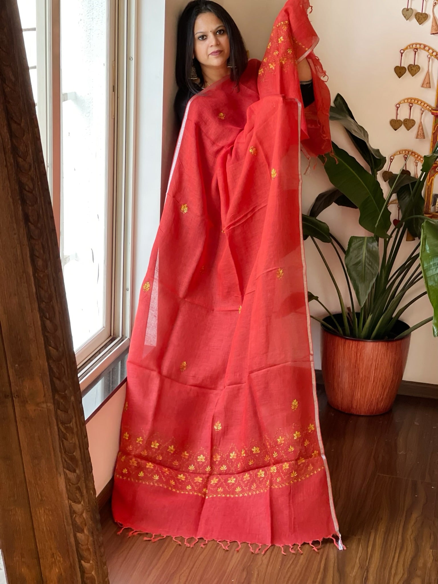 Red Sozni Hand Embroidery Dupatta in Pure Linen - Masakalee