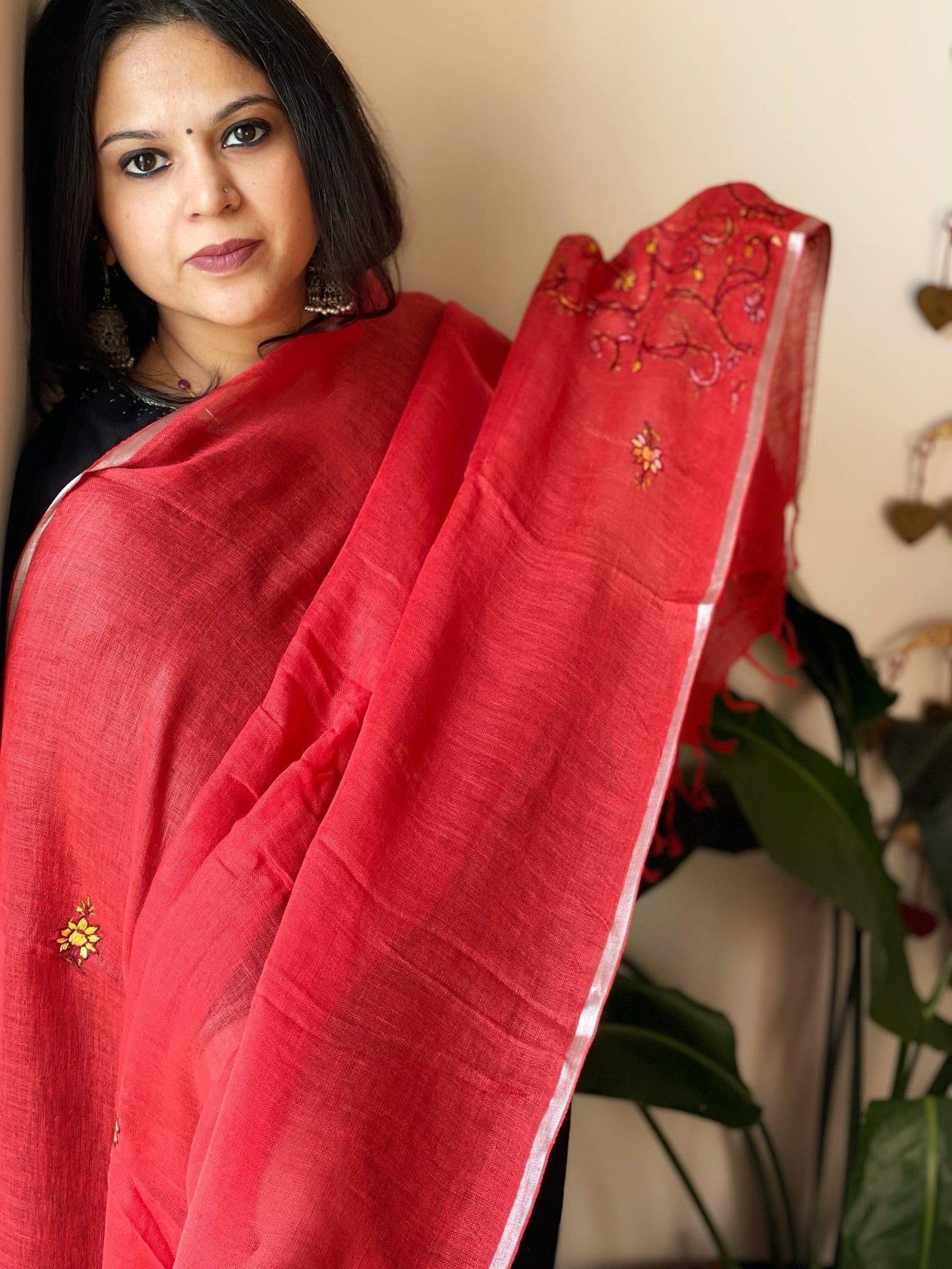 Red Sozni Hand Embroidery Dupatta in Pure Linen - Masakalee