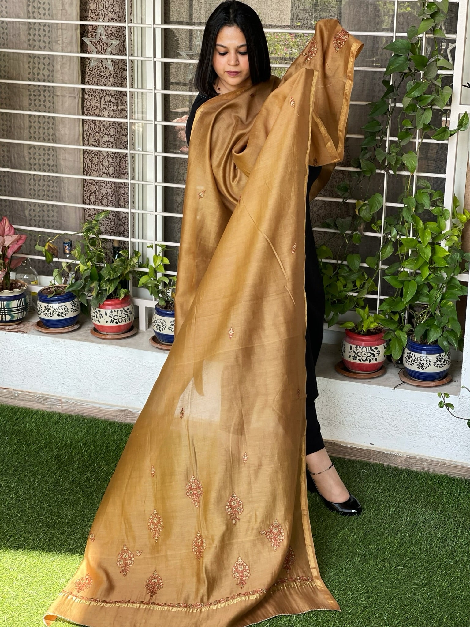 Sozni Hand Embroidery Dupatta in Pure Chanderi Silk - Masakalee