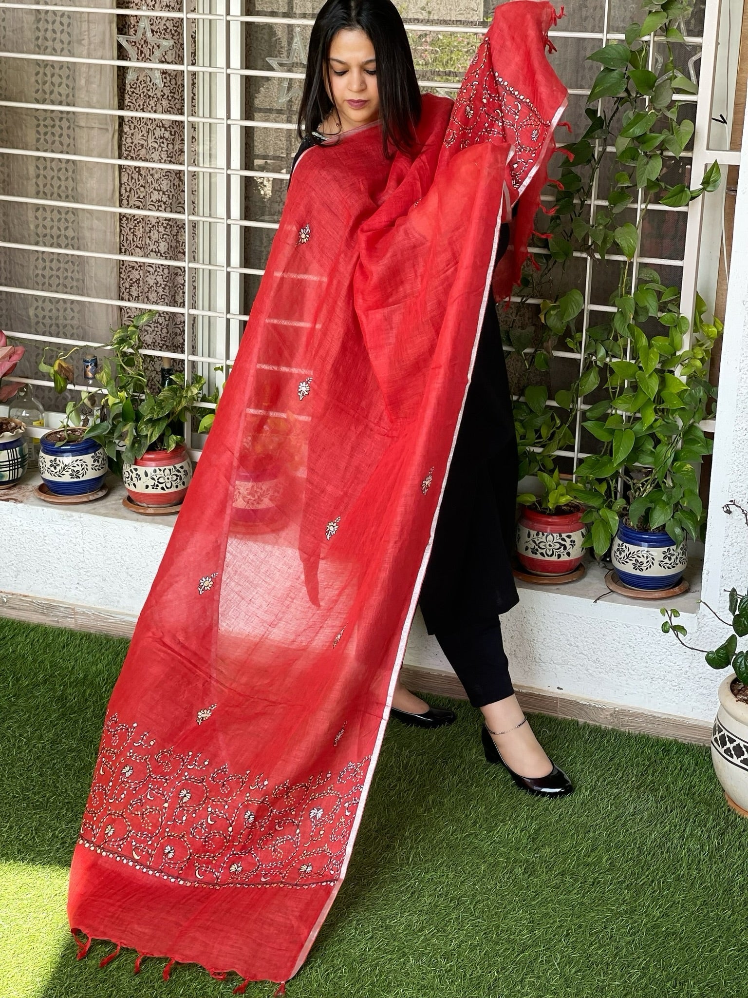 Sozni Hand Embroidery Dupatta in Pure Linen - Masakalee