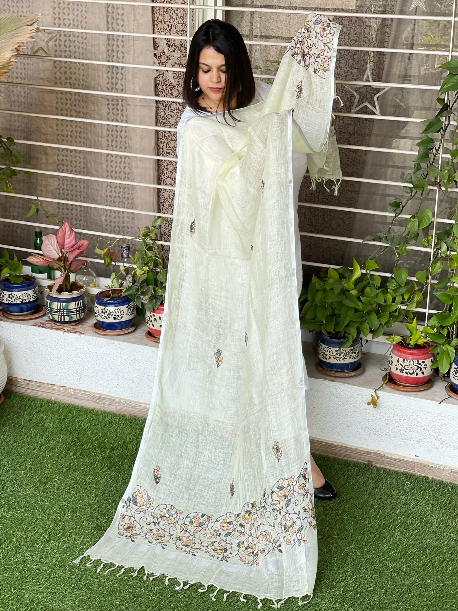 Sozni Hand Embroidery Dupatta in Pure Linen - Masakalee