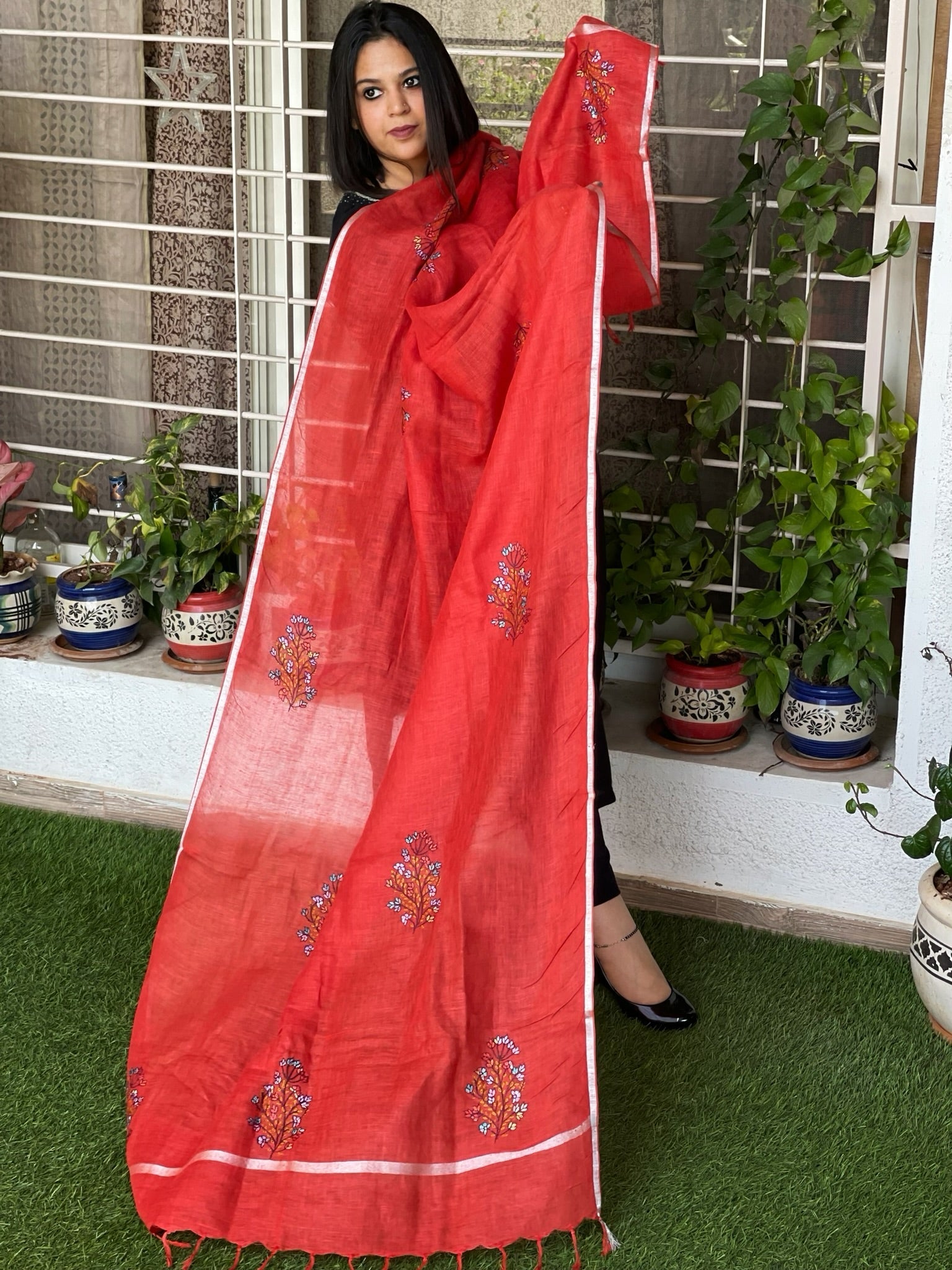 Sozni Hand Embroidery Dupatta in Pure Linen - Masakalee