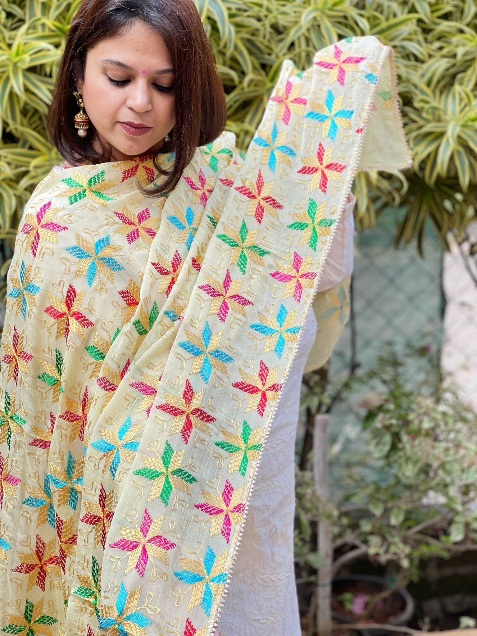 White Handmade Desginer Phulkari Dupatta in Pure Chinon - Masakalee