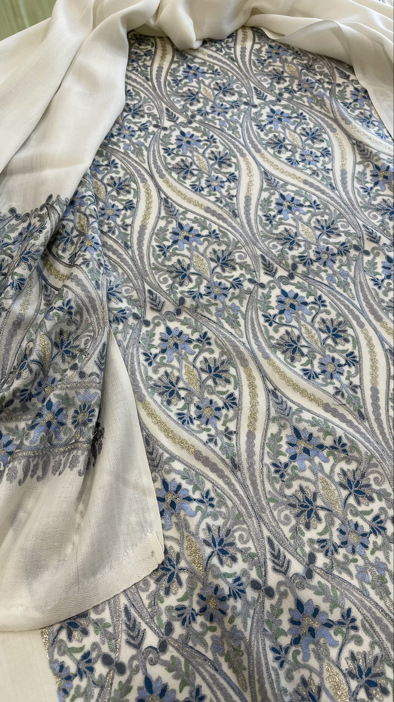 White Winter Suit Set with Aari Work in Pashmina Wool - Masakalee