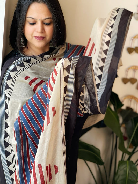 Beige Handblock printed dupatta in Mul Cotton - Masakalee
