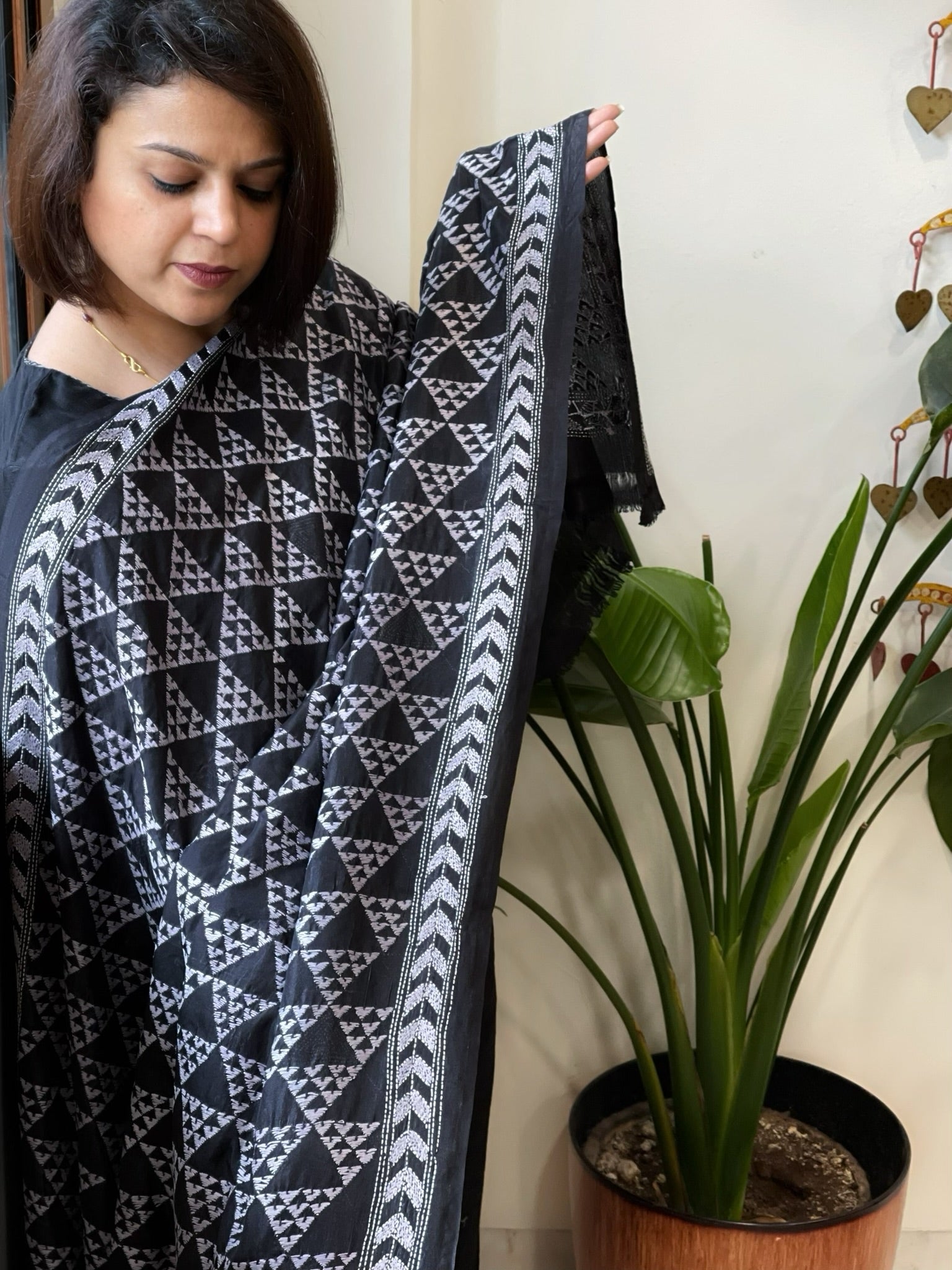 Black Handmade Kantha Dupatta in Silk - Masakalee