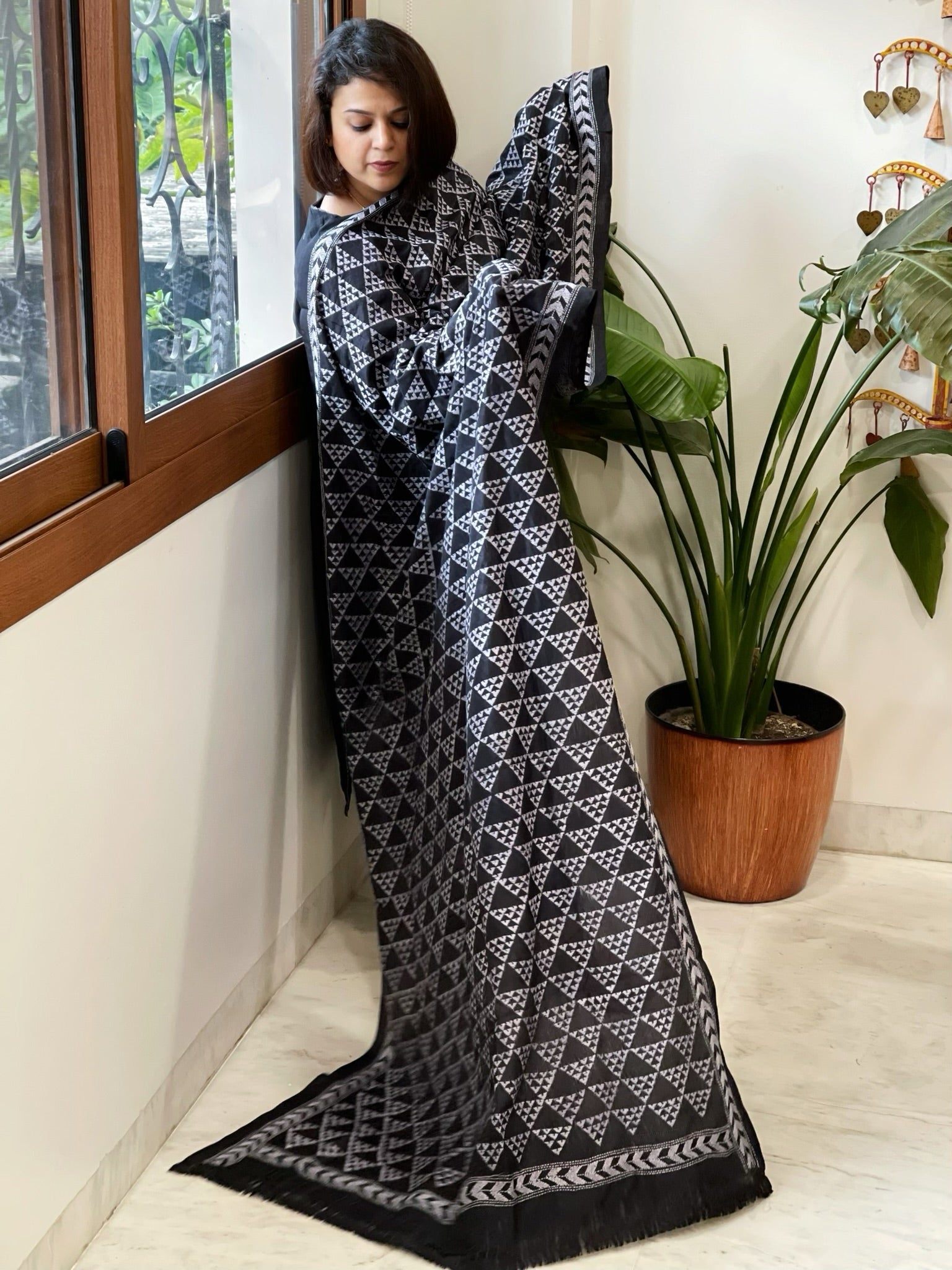Black Handmade Kantha Dupatta in Silk - Masakalee