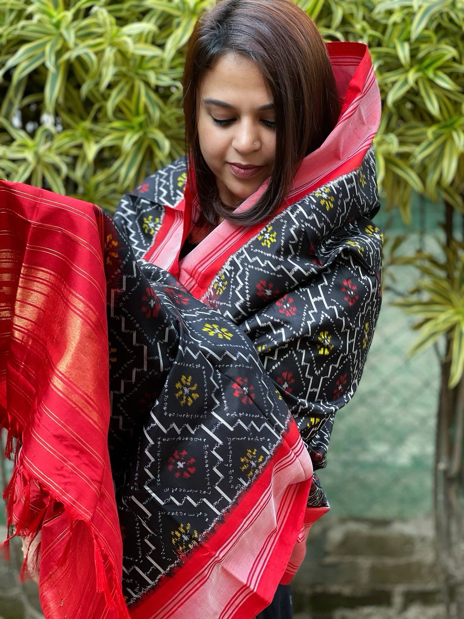 Black Handwoven Ikat Patola Dupatta in Pure Silk - Masakalee
