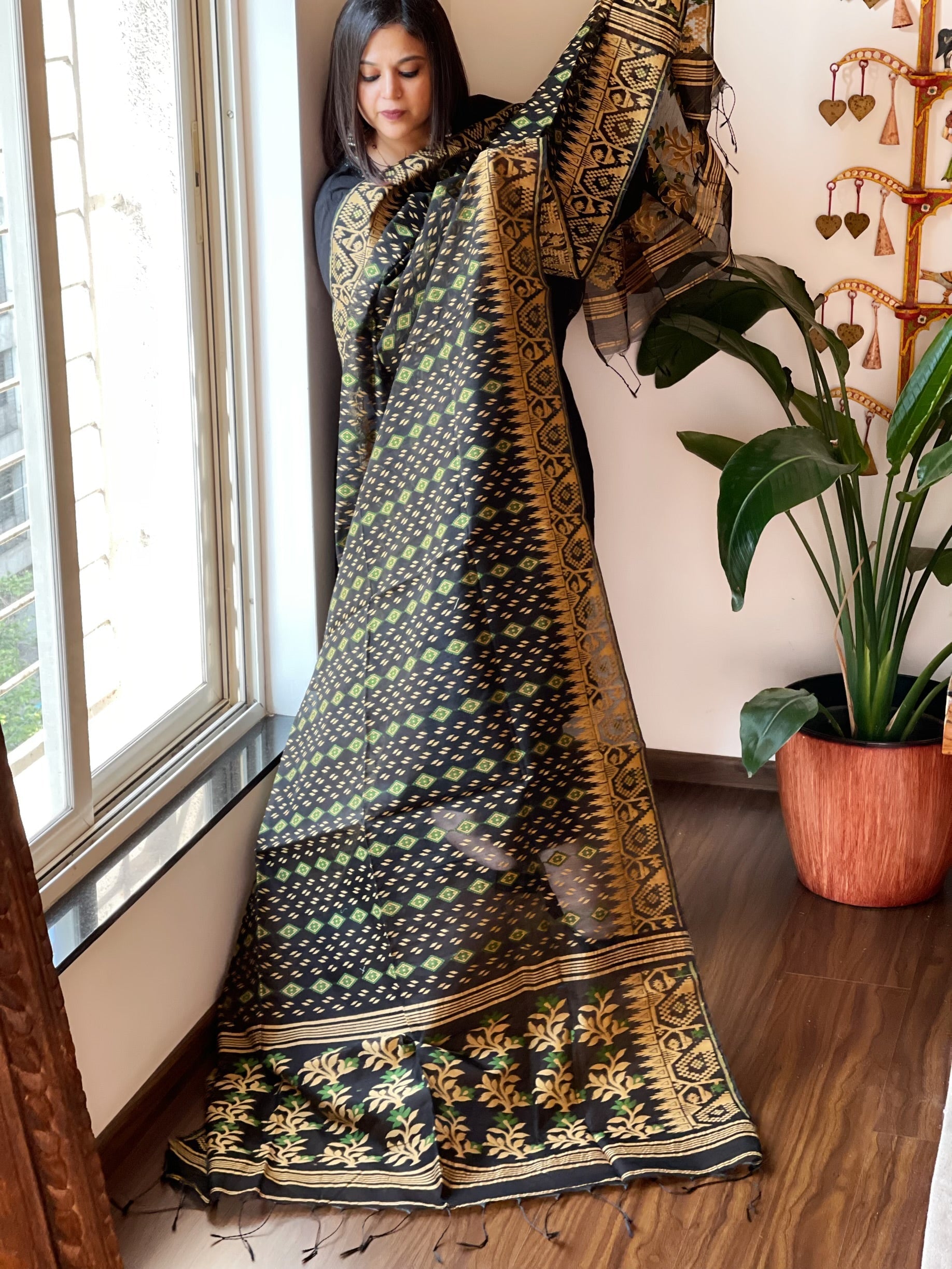 Black Handwoven Jamdani Dupatta in Pure Muslin - Chanderi - Masakalee