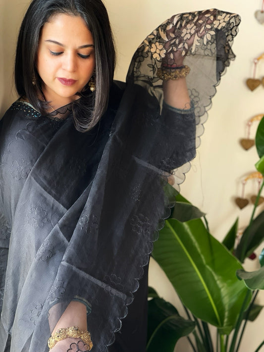 Black Organza dupatta with Applique Work - Masakalee