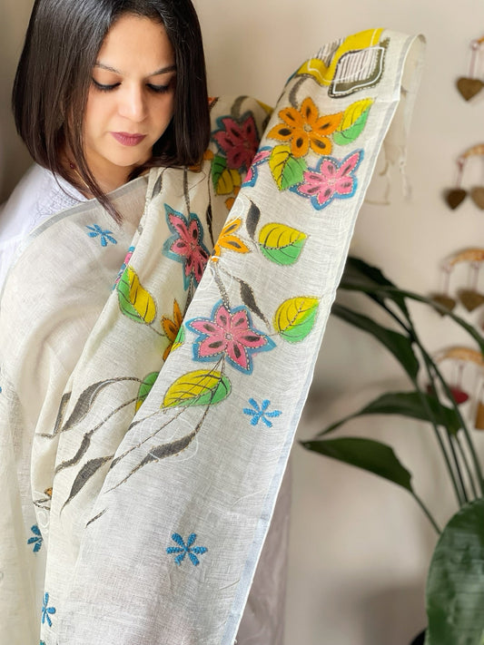 Cream Handpainted Dupatta with Kantha Stitch Handwork in Linen - Masakalee