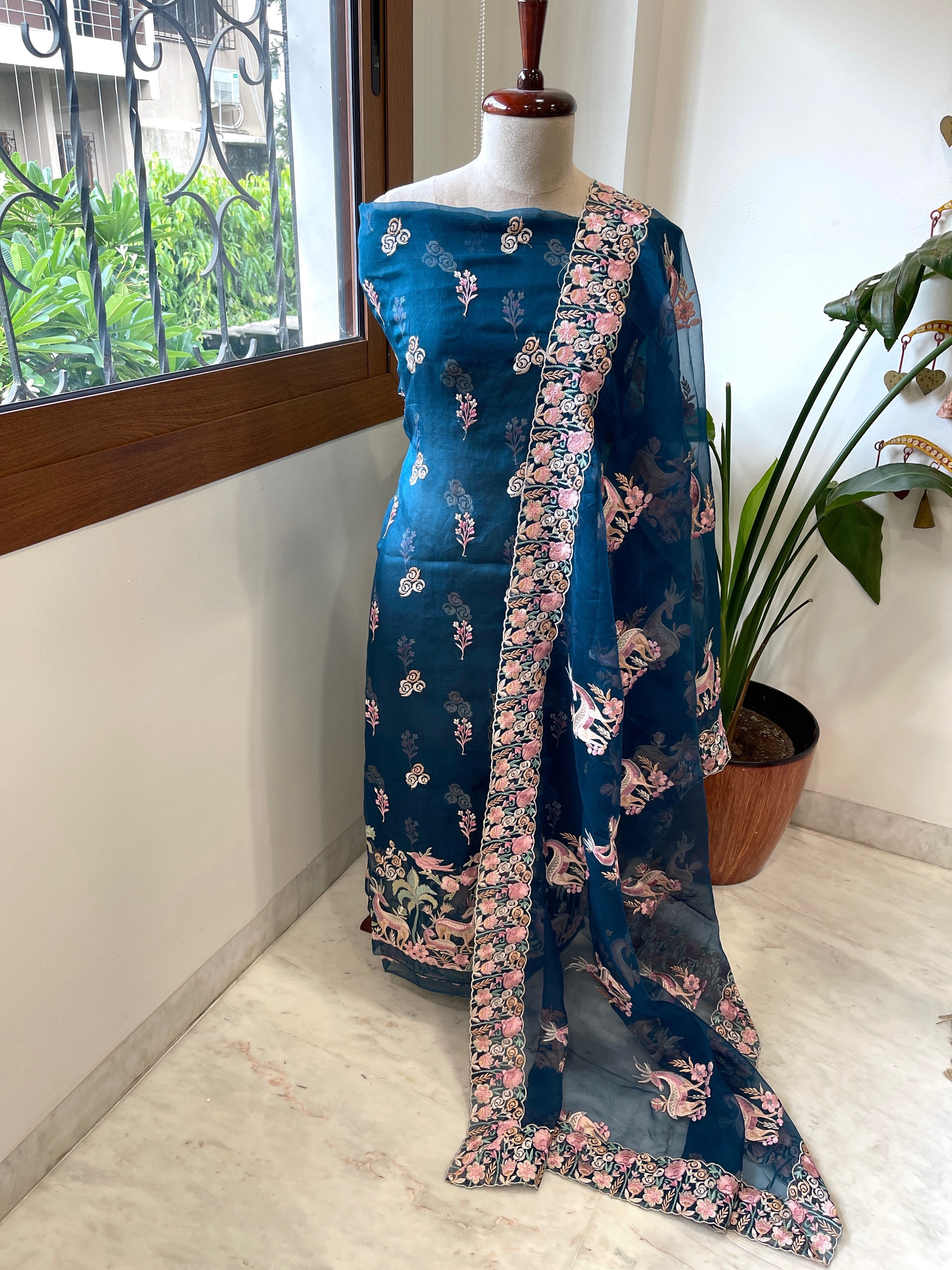 Dupatta Set (Kurta+Dupatta) with Thread Embroidery in Pure Organza - Masakalee