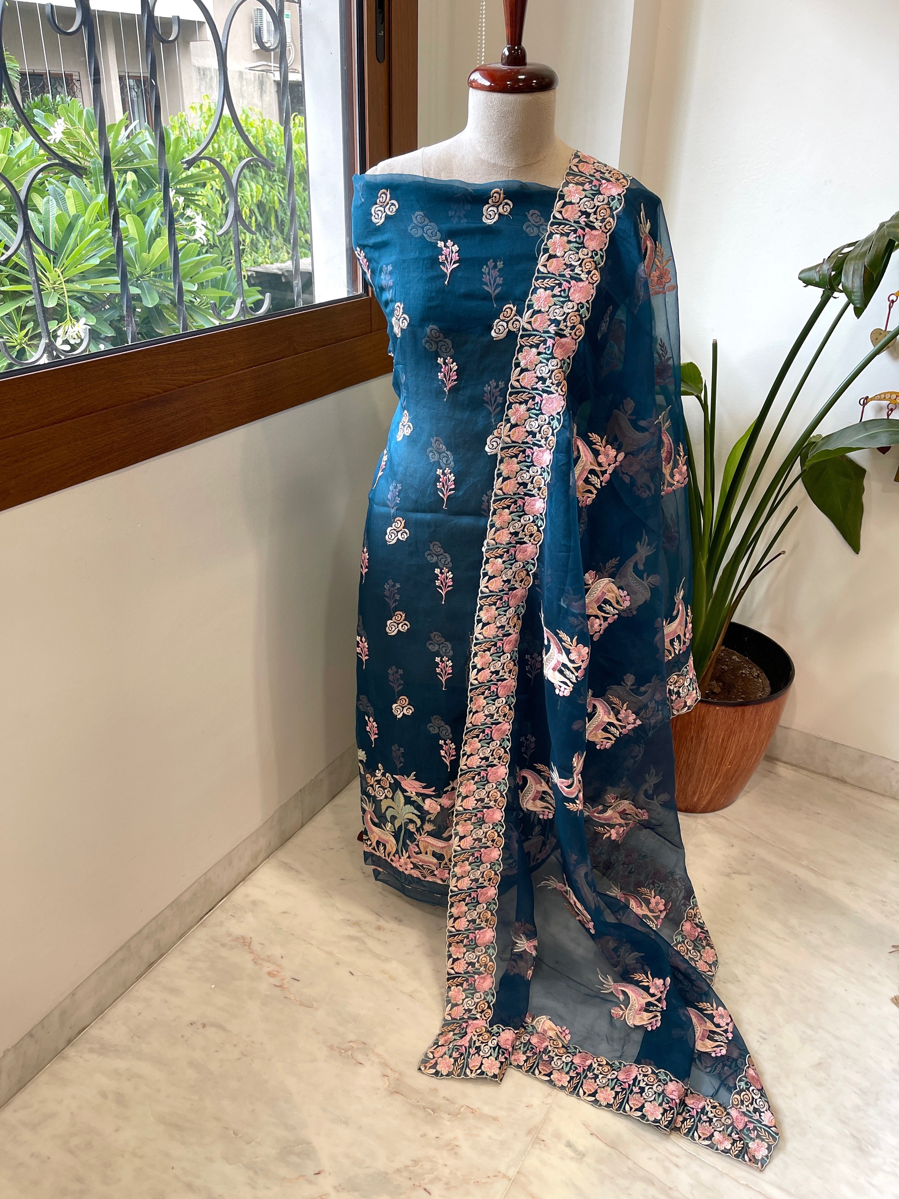 Dupatta Set (Kurta+Dupatta) with Thread Embroidery in Pure Organza - Masakalee