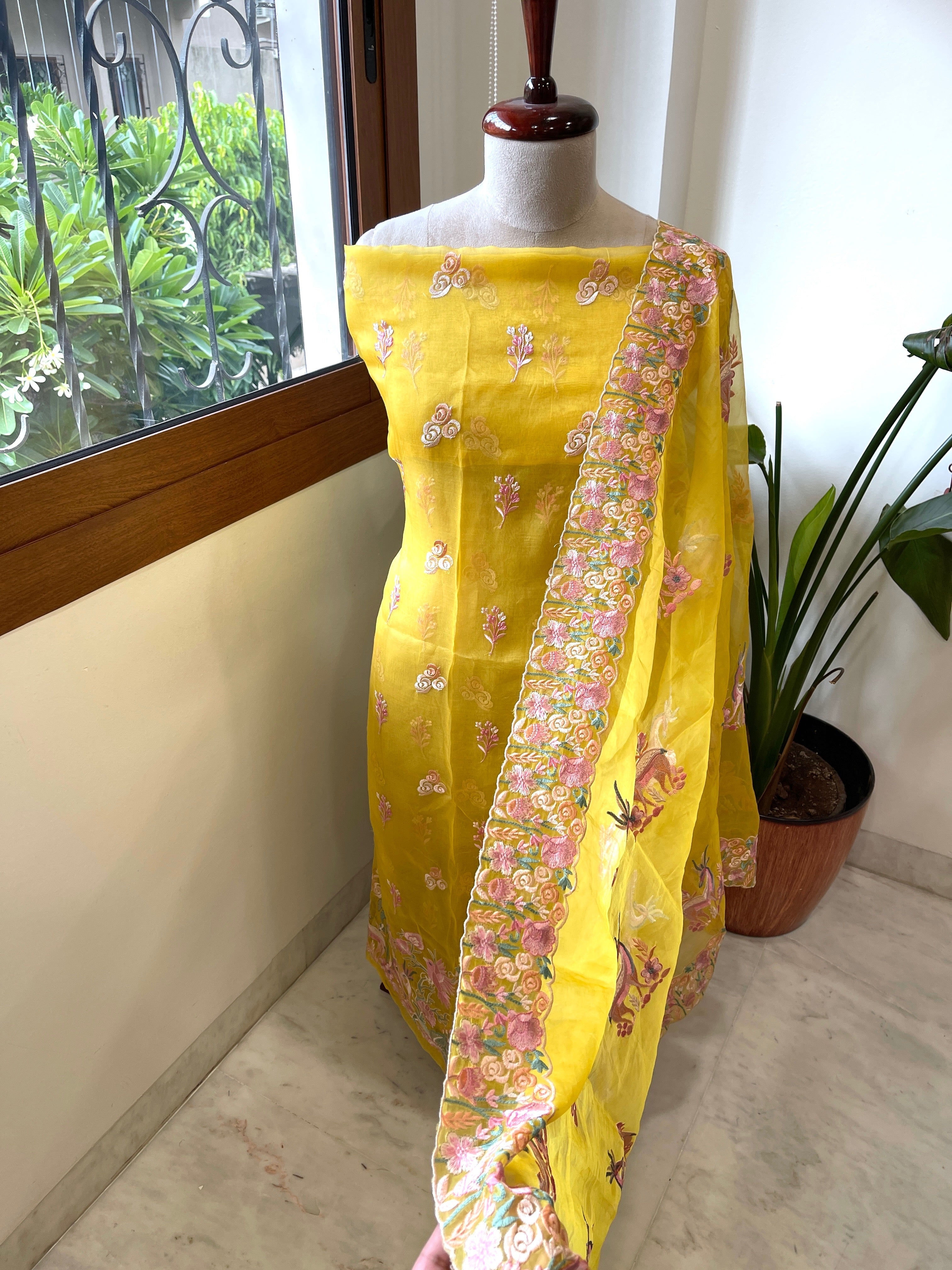 Dupatta Set (Kurta+Dupatta) with Thread Embroidery in Pure Organza - Masakalee