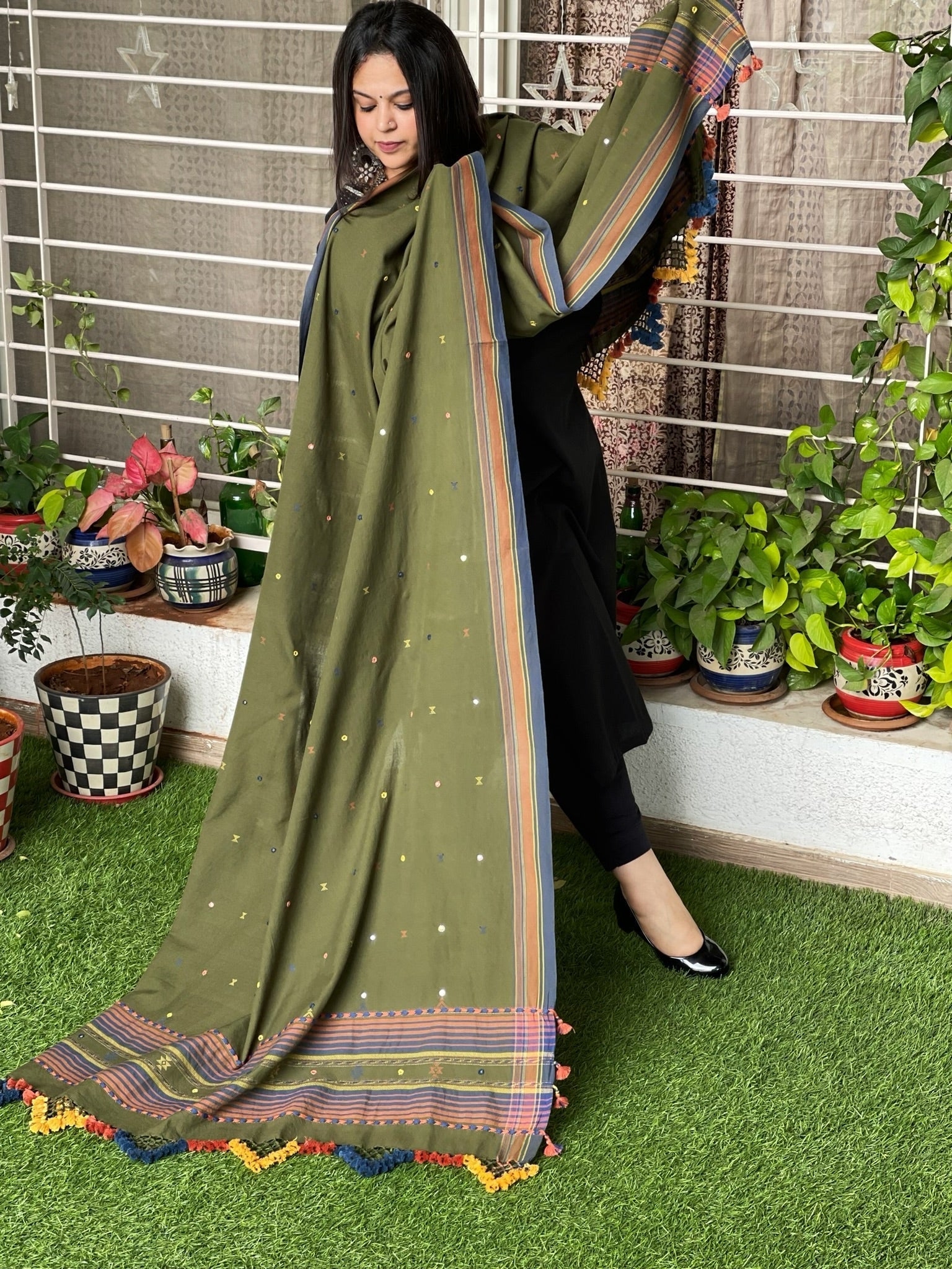 Green Handwoven Bhujodi Dupatta with Mirror Handwork in Kala Cotton - Masakalee