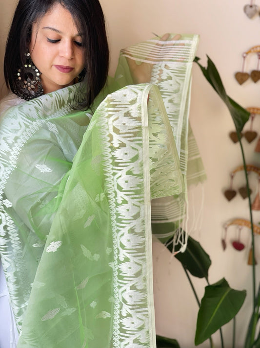 Green Handwoven Jamdani Dupatta in Pure Muslin - Masakalee