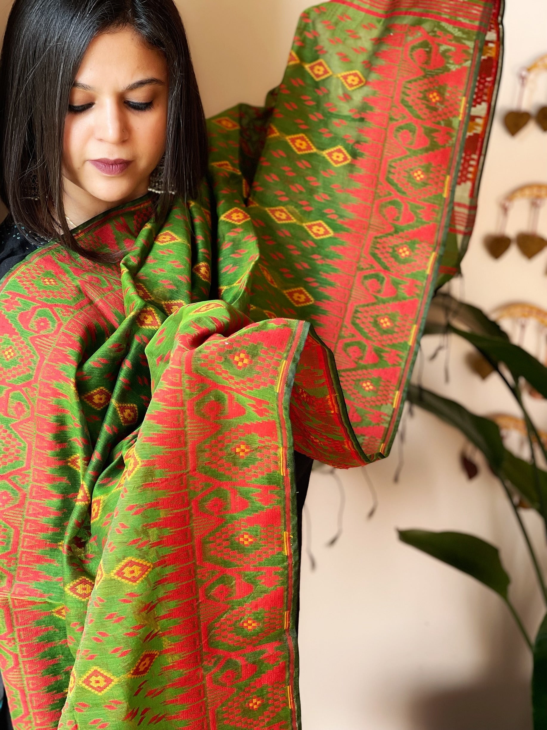 Green Handwoven Jamdani Dupatta in Pure Muslin - Chanderi - Masakalee