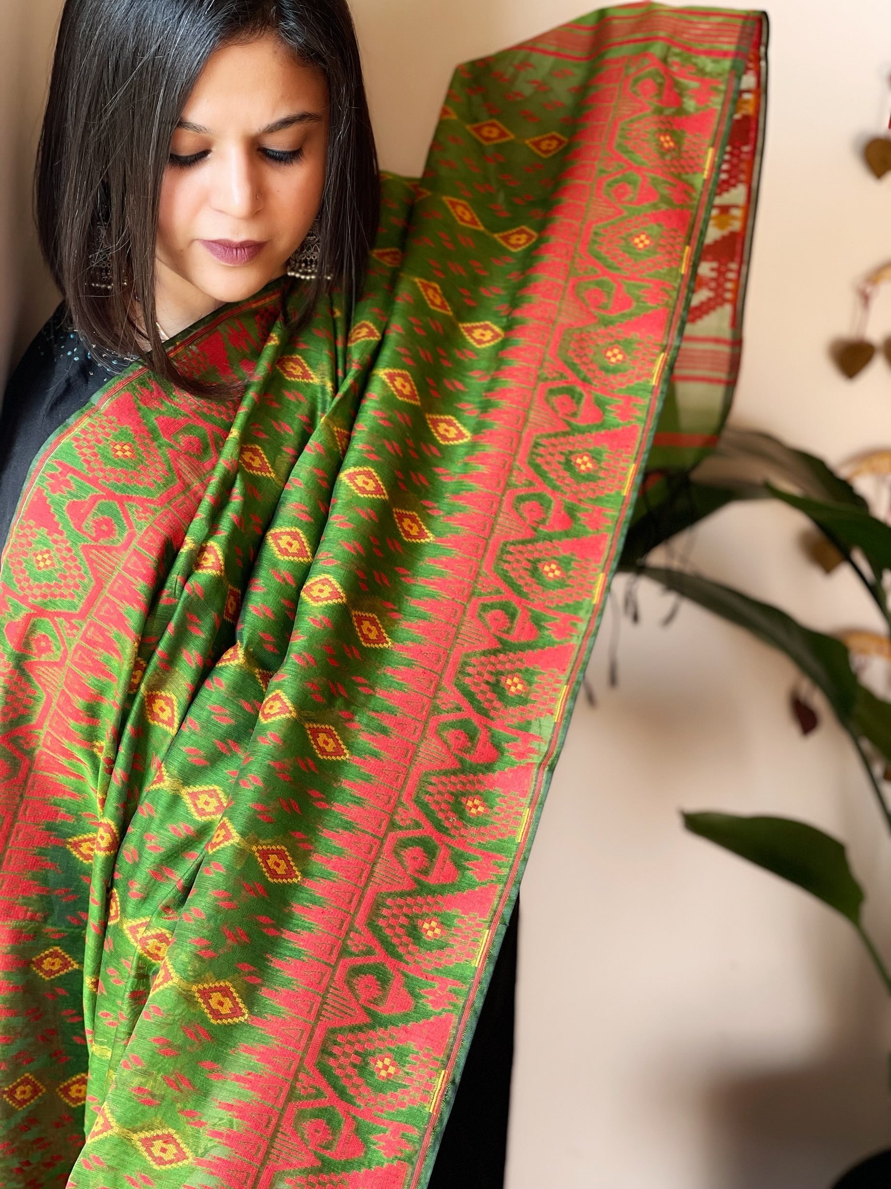 Green Handwoven Jamdani Dupatta in Pure Muslin - Chanderi - Masakalee