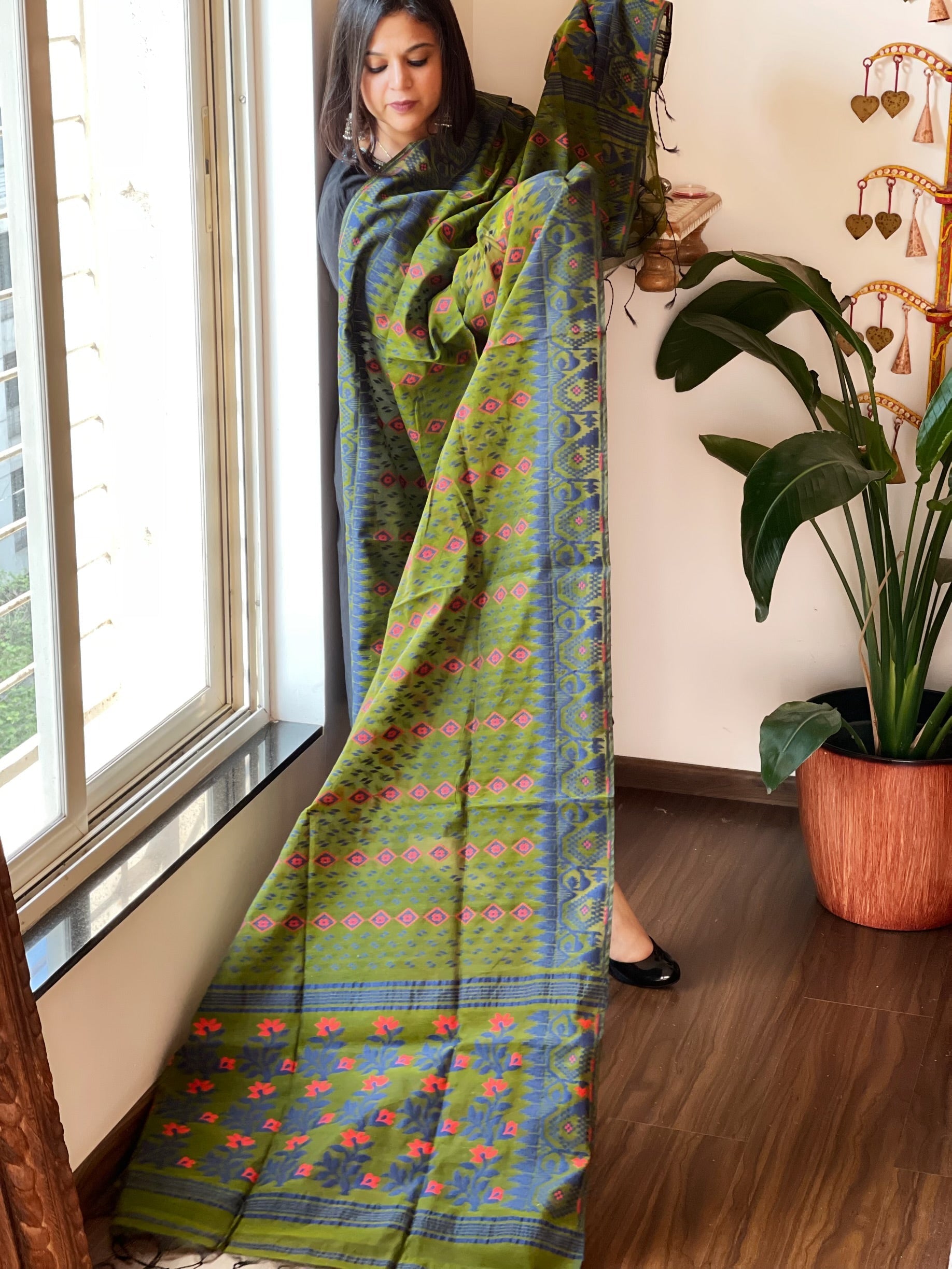 Green Handwoven Jamdani Dupatta in Pure Muslin - Chanderi - Masakalee