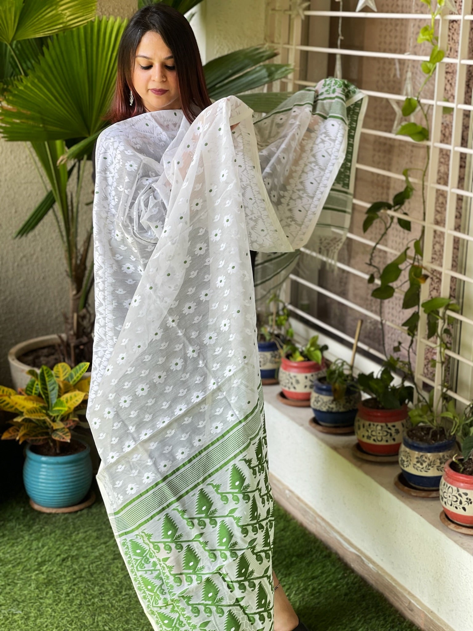 Green Handwoven Jamdani Dupatta in Pure Muslin - Cotton - Masakalee