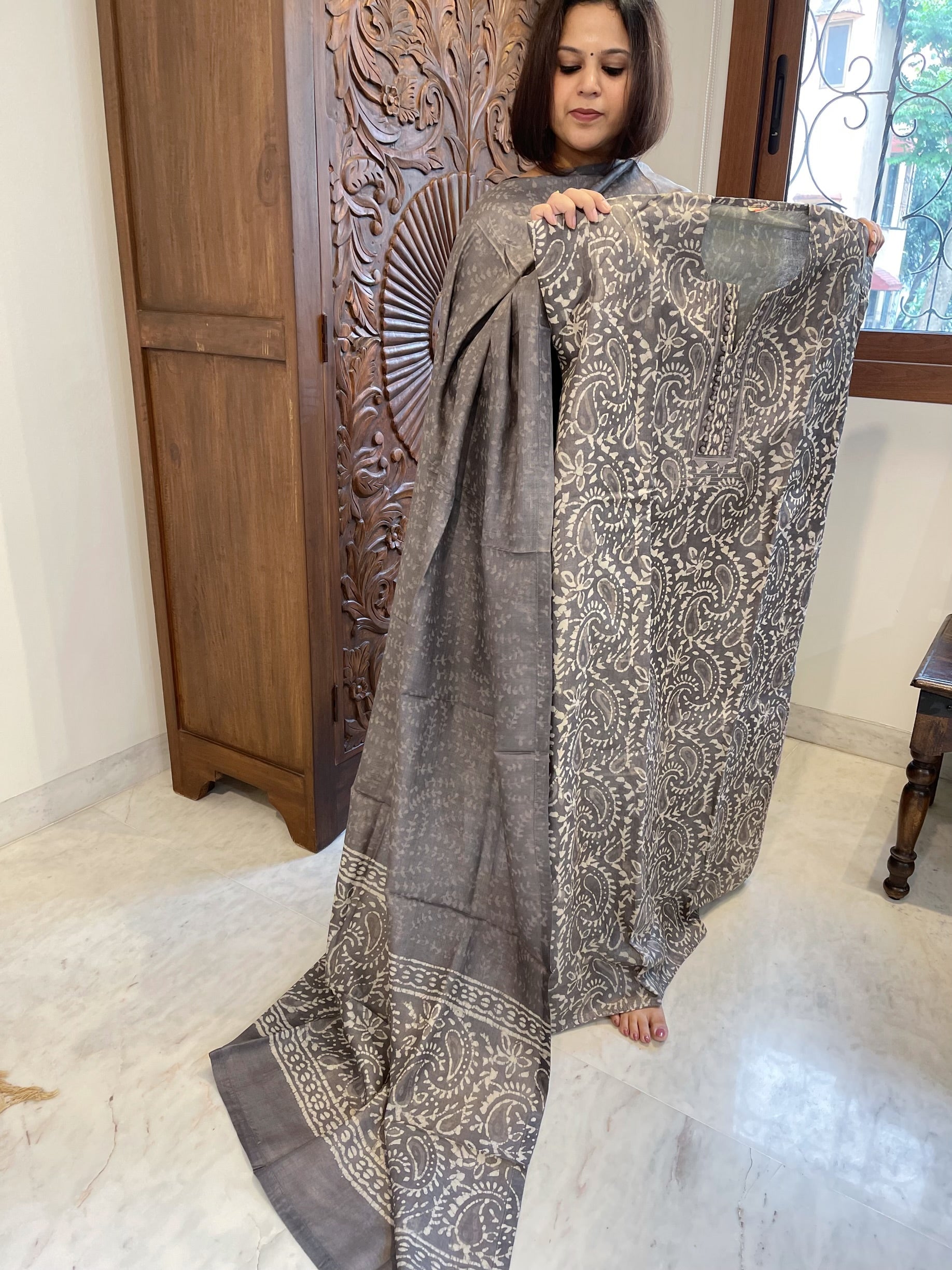Grey Dupatta Set (Kurta+Dupatta) with Handblock Print in Pure Tussar Silk - Masakalee