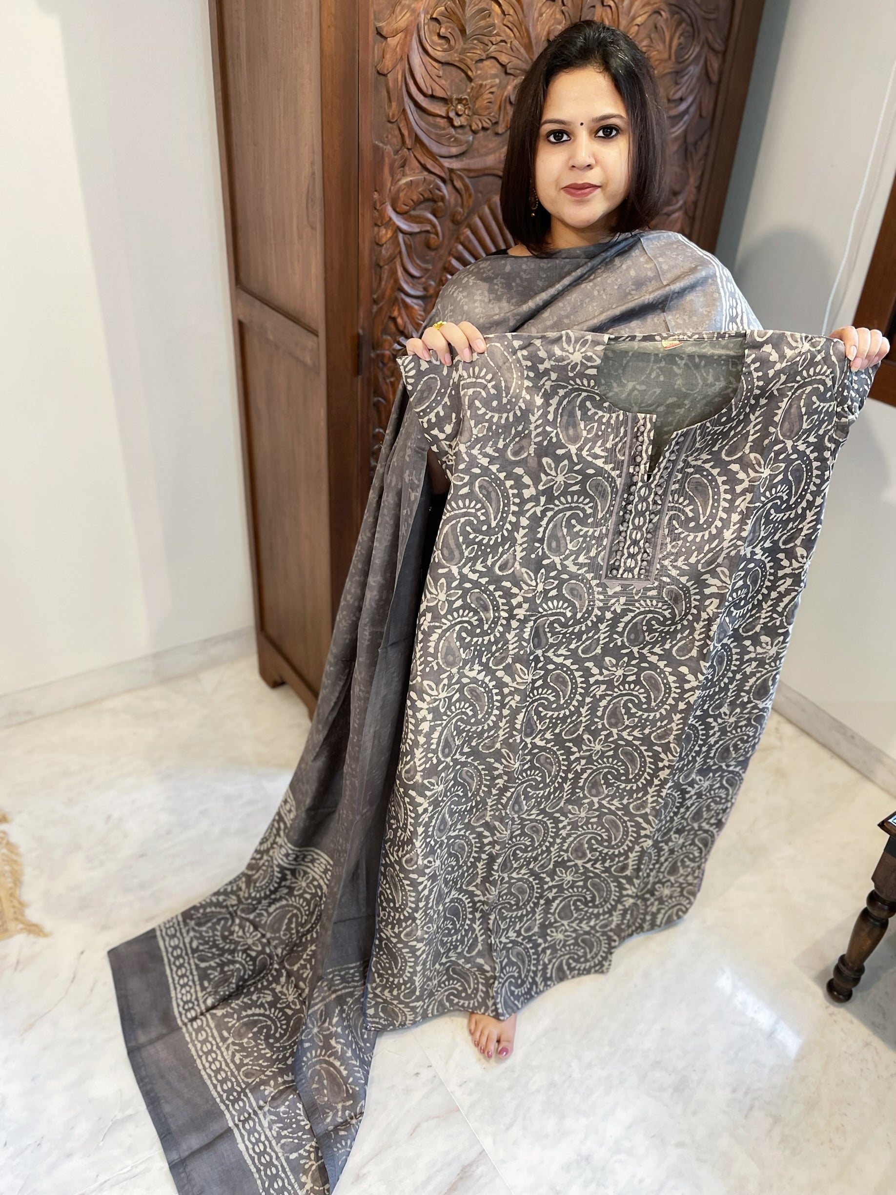 Grey Dupatta Set (Kurta+Dupatta) with Handblock Print in Pure Tussar Silk - Masakalee